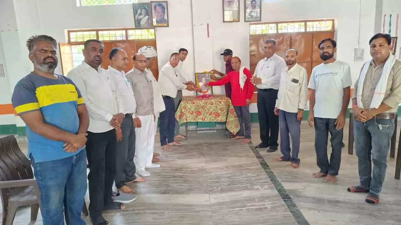 मावली कांग्रेस कार्यालय में राजीव गांधी के चित्र पर पुष्प अर्पित करते विधायक पुष्कर लाल डांगी और कांग्रेस कार्यकर्ता। मावली कांग्रेस कार्यालय में राजीव गांधी के चित्र पर पुष्प अर्पित करते विधायक पुष्कर लाल डांगी और कांग्रेस कार्यकर्ता।