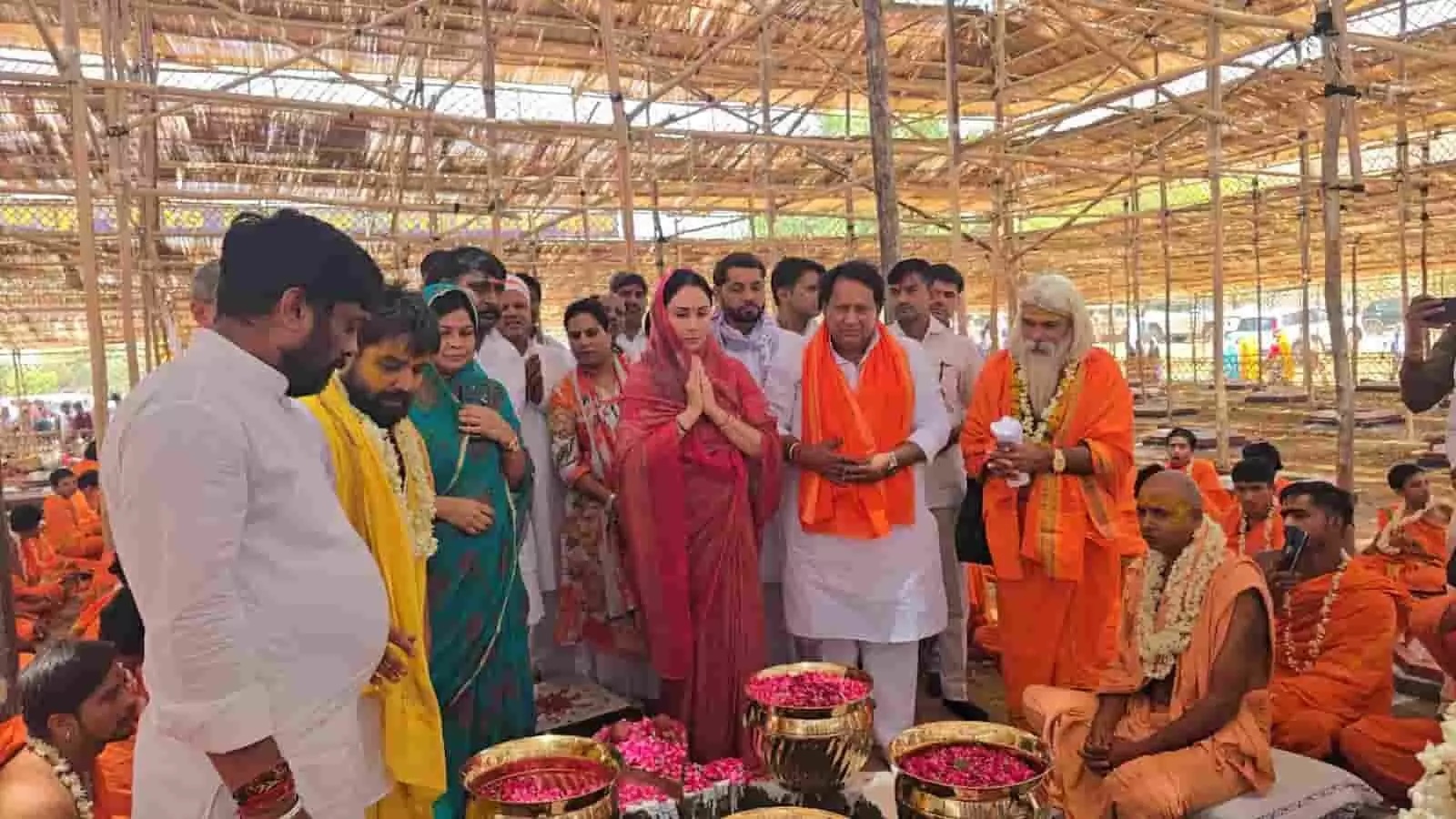 उपमुख्यमंत्री दिया कुमारी सवाई माधोपुर में 151 कुंडीय महायज्ञ में पूर्णाहुति देते हुए। उपमुख्यमंत्री दिया कुमारी सवाई माधोपुर में 151 कुंडीय महायज्ञ में पूर्णाहुति देते हुए।
