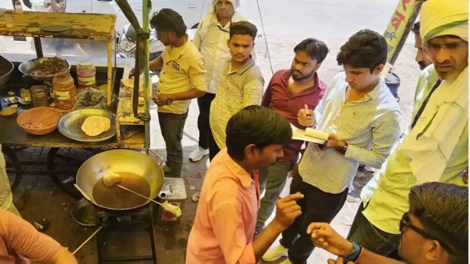 नगर परिषद की टीम गंगापुर सिटी में दुकानदारों से स्वच्छता अभियान के तहत यूजर चार्ज वसूल रही है। नगर परिषद की टीम गंगापुर सिटी में दुकानदारों से स्वच्छता अभियान के तहत यूजर चार्ज वसूल रही है।