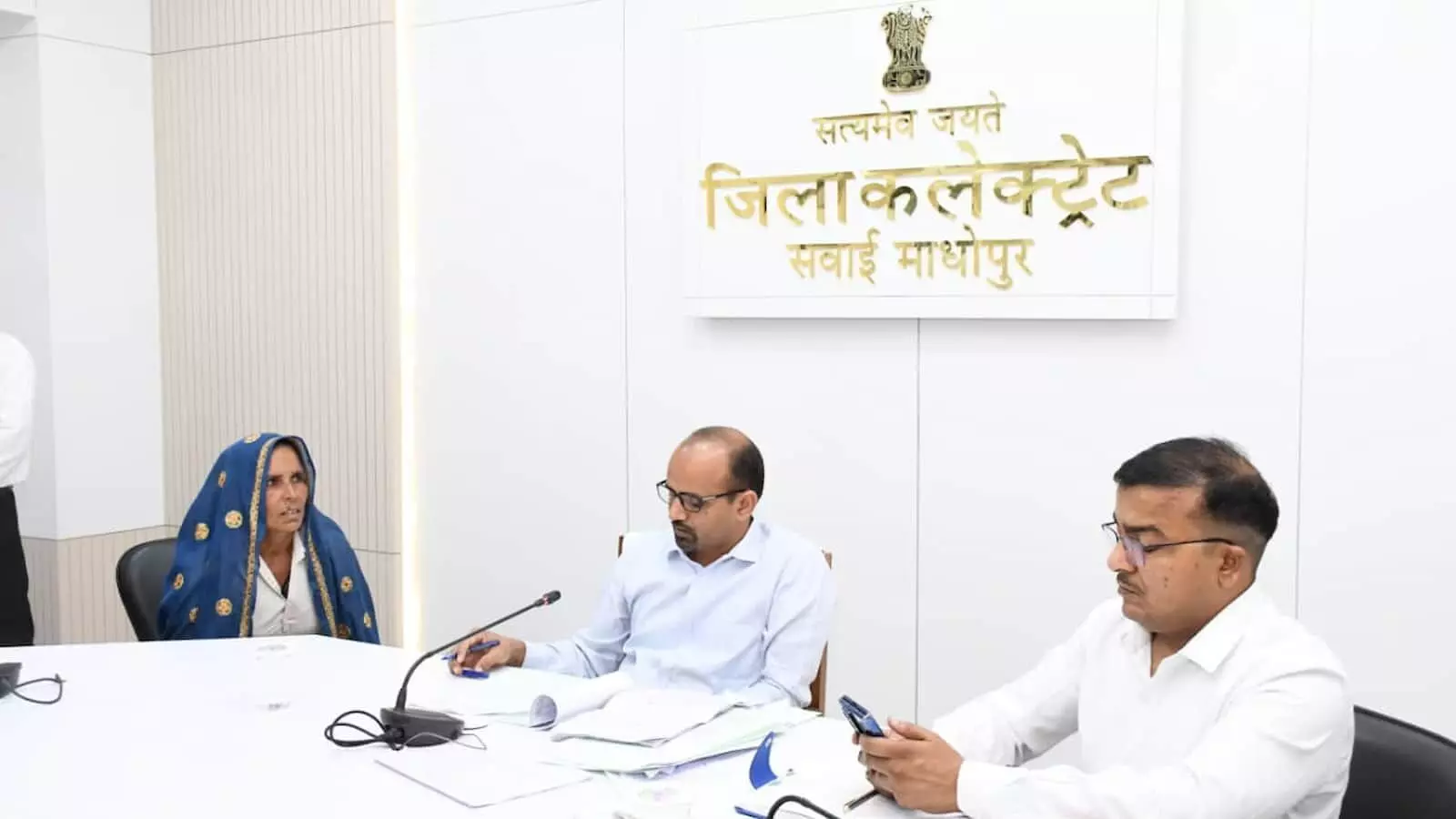 जिला कलेक्टर काना राम सवाई माधोपुर में जनसुनवाई के दौरान आमजन की समस्याएं सुन रहे हैं। जिला कलेक्टर काना राम सवाई माधोपुर में जनसुनवाई के दौरान आमजन की समस्याएं सुन रहे हैं।