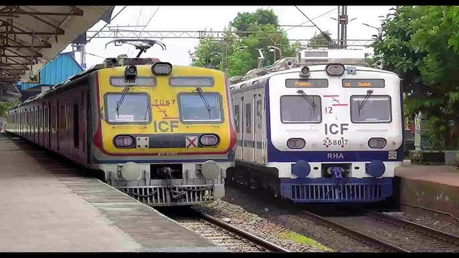 रेलवे स्टेशन के प्लेटफार्म पर पटरी पर खड़ी दो भारतीय लोकल ट्रेनें रेलवे स्टेशन के प्लेटफार्म पर पटरी पर खड़ी दो भारतीय लोकल ट्रेनें