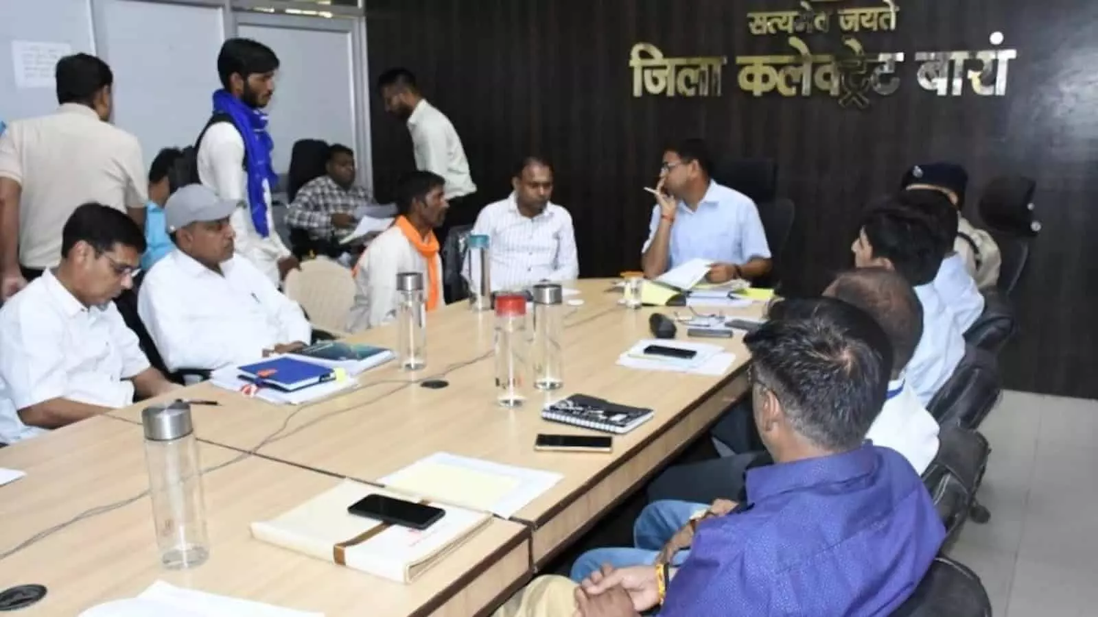 जिला कलक्टर बालमुकुंद असावा बारां में जनसुनवाई के दौरान समस्याओं का समाधान कर रहे हैं। जिला कलक्टर बालमुकुंद असावा बारां में जनसुनवाई के दौरान समस्याओं का समाधान कर रहे हैं।