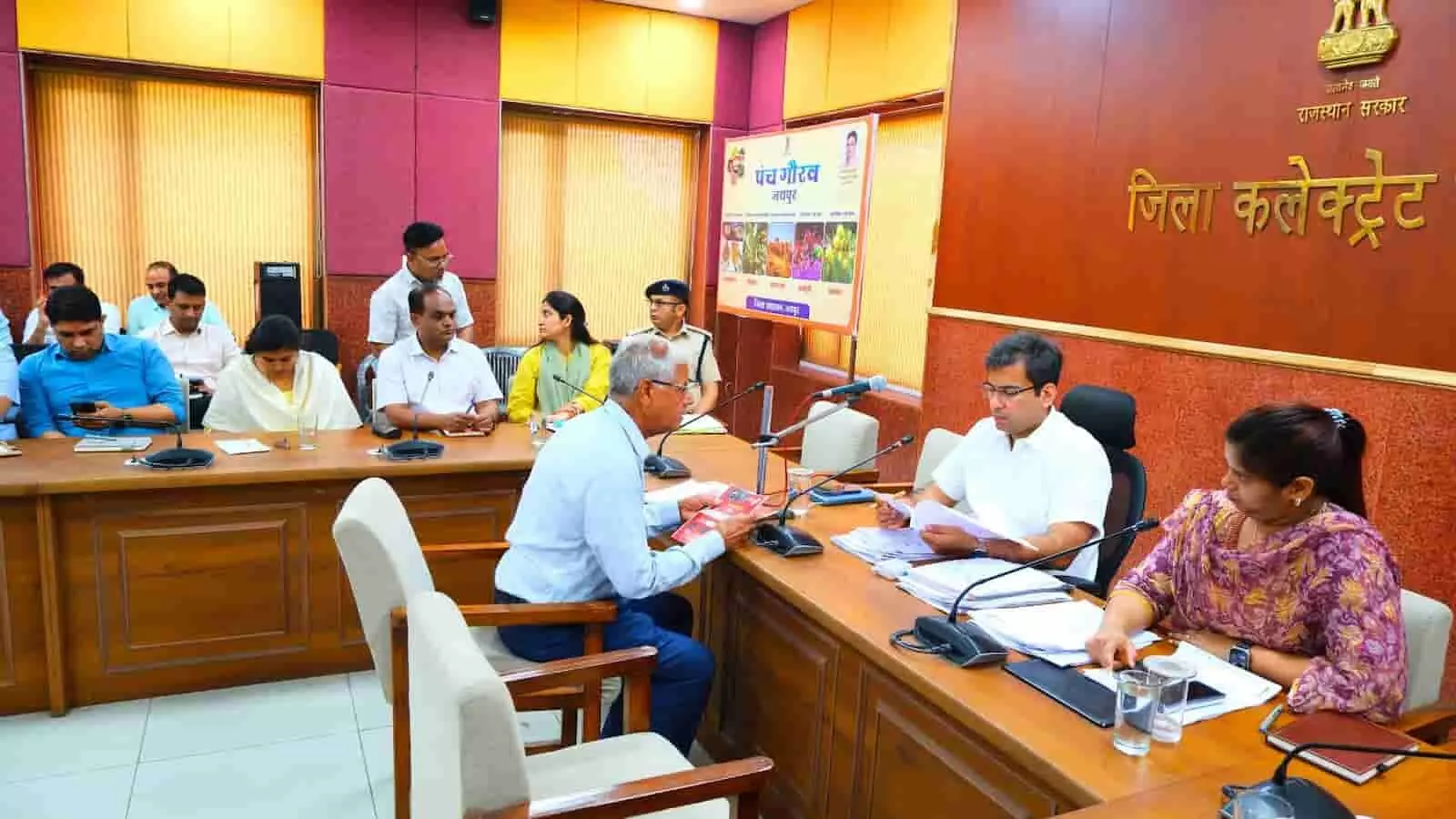 जयपुर कलेक्ट्रेट में जनसुनवाई के दौरान अधिकारी आमजन की समस्याएं सुनते हुए। जयपुर कलेक्ट्रेट में जनसुनवाई के दौरान अधिकारी आमजन की समस्याएं सुनते हुए।