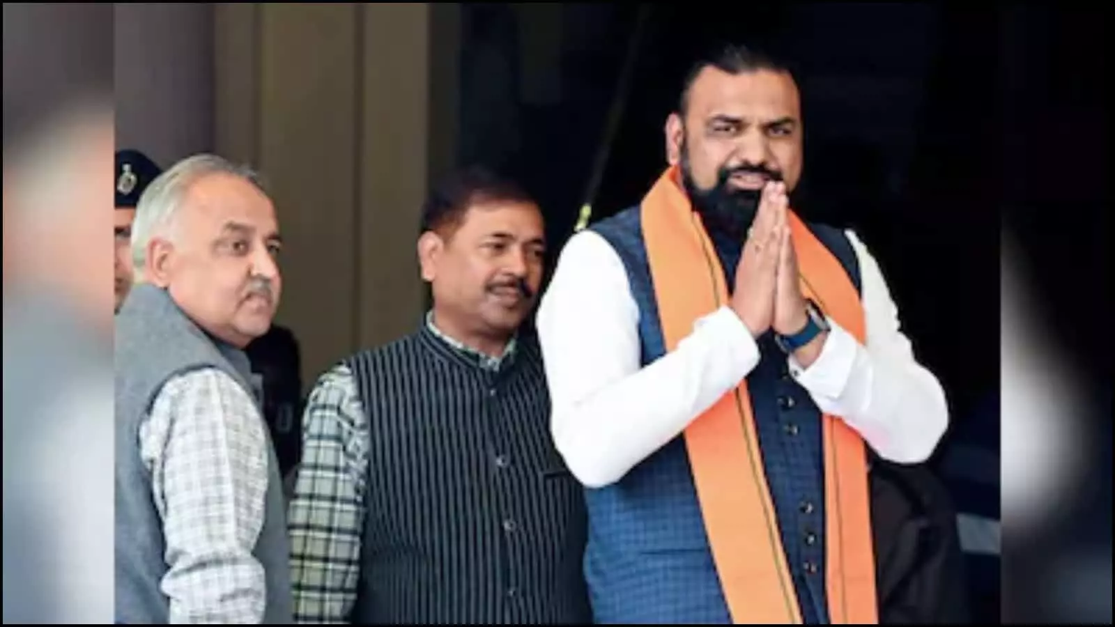 तीन व्यक्तियों के समूह में भगवा गमछा ओढ़े और हाथ जोड़े खड़े मुख्यमंत्री सम्राट चौधरी। तीन व्यक्तियों के समूह में भगवा गमछा ओढ़े और हाथ जोड़े खड़े मुख्यमंत्री सम्राट चौधरी।