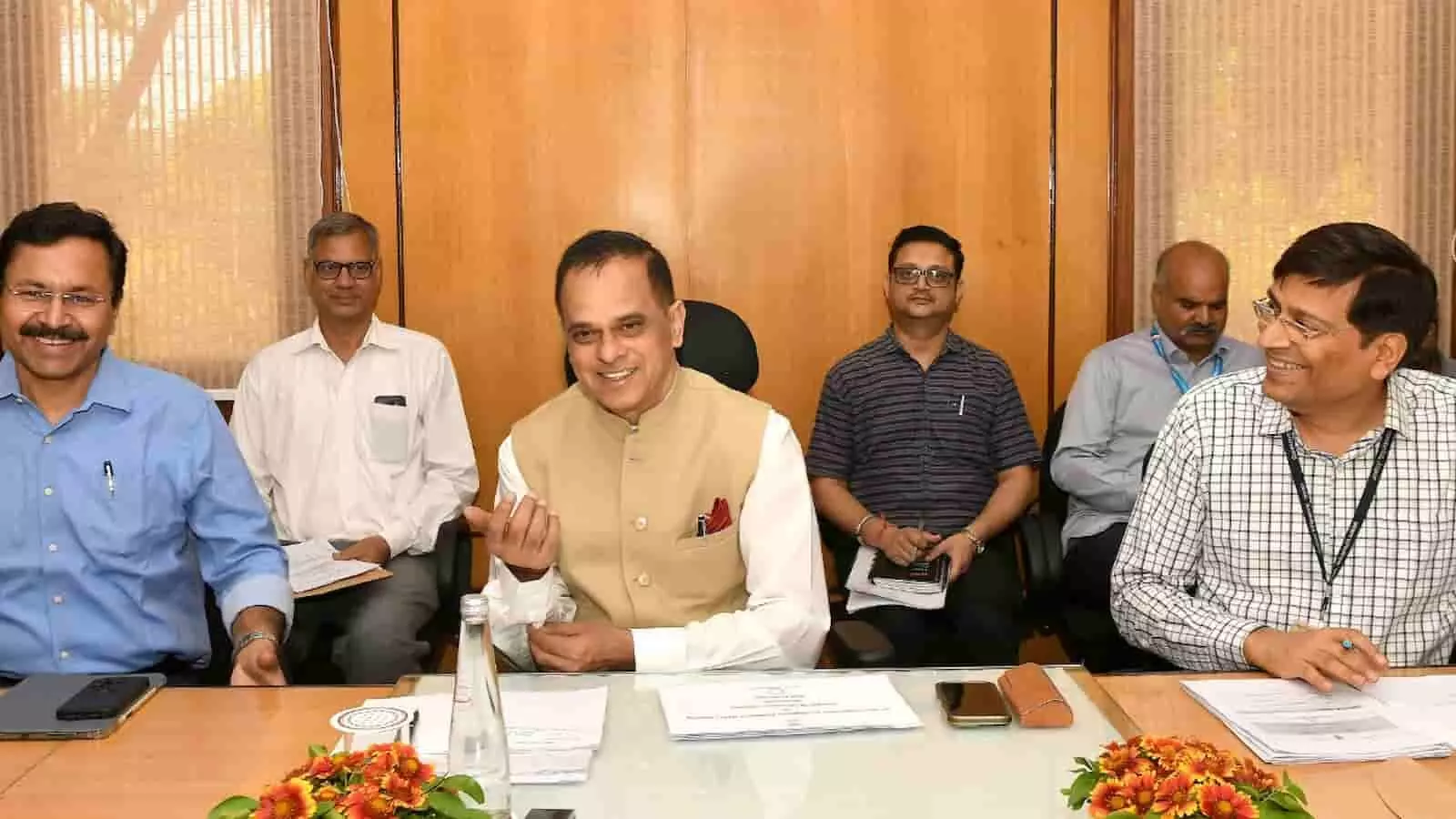 शासन सचिवालय में राज्य सहकारी विकास समिति की बैठक करते मुख्य सचिव वी. श्रीनिवास। शासन सचिवालय में राज्य सहकारी विकास समिति की बैठक करते मुख्य सचिव वी. श्रीनिवास।