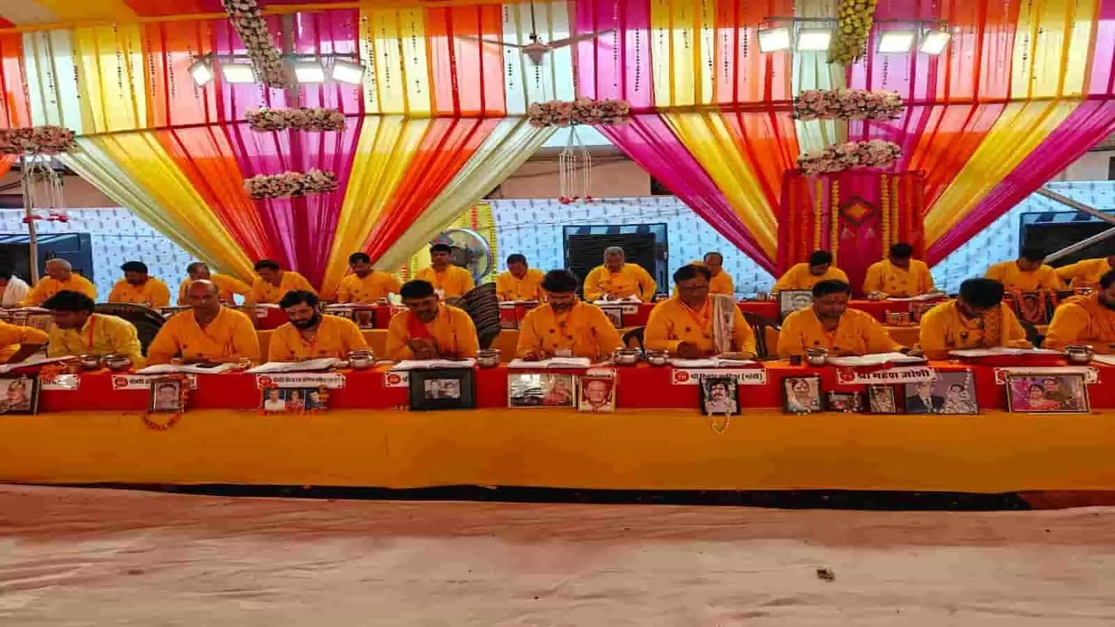 सुरेश जी शास्त्री आदर्श नगर के भाटिया भवन में श्रीमद् भागवत कथा सुना रहे हैं।