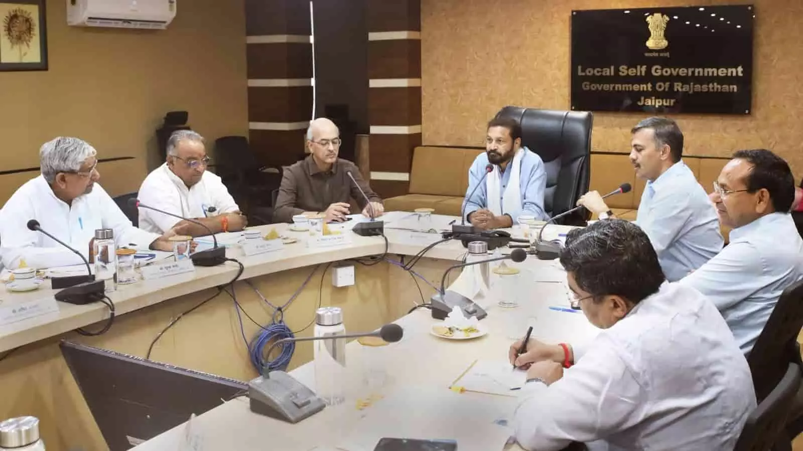 स्वायत्त शासन विभाग की समीक्षा बैठक करते विधानसभा प्राक्कलन समिति के सदस्य और अधिकारी।
