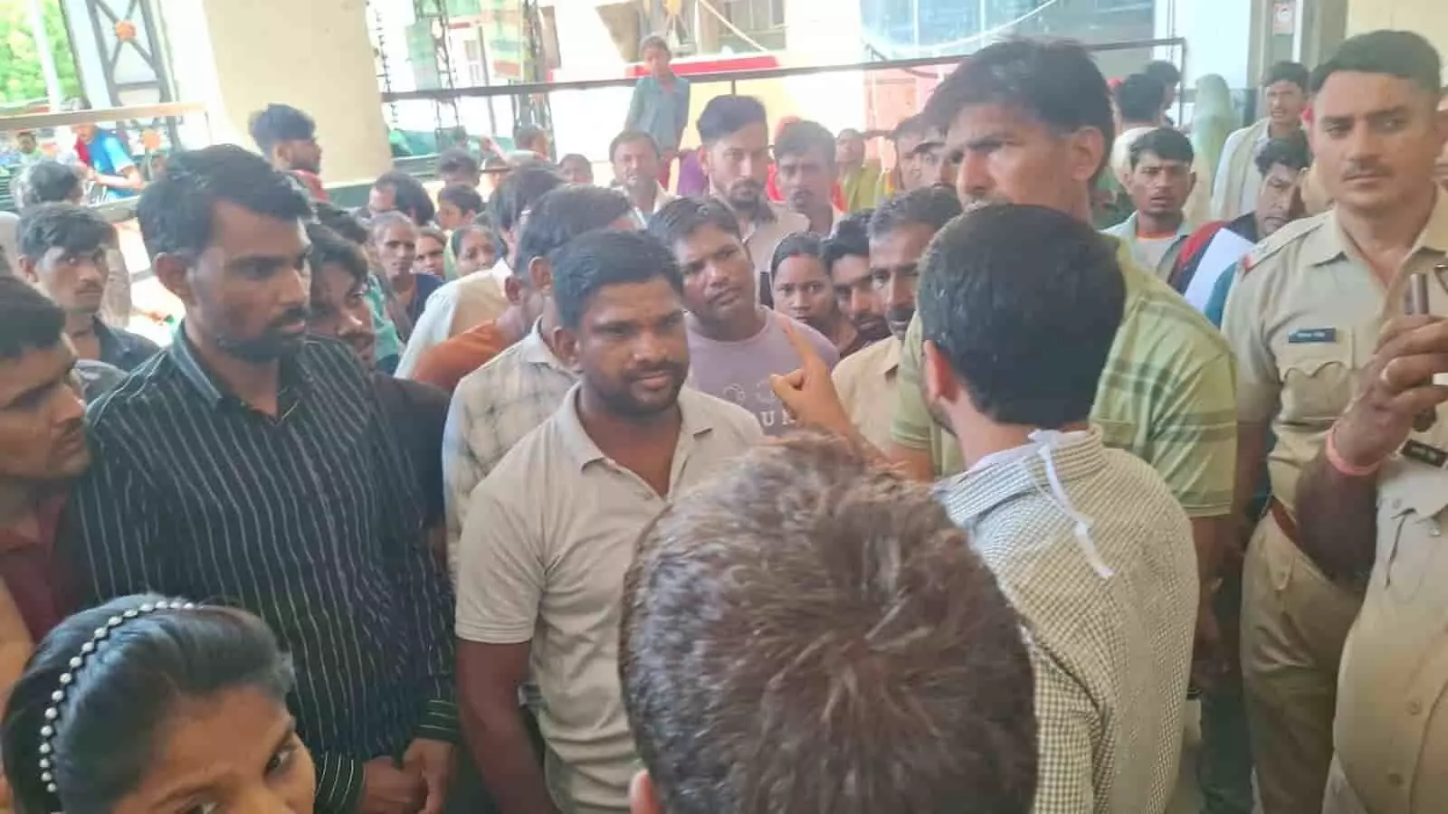 चित्तौड़गढ़ जिला अस्पताल में नवजात की मृत्यु के बाद परिजनों ने विरोध प्रदर्शन किया। चित्तौड़गढ़ जिला अस्पताल में नवजात की मृत्यु के बाद परिजनों ने विरोध प्रदर्शन किया।
