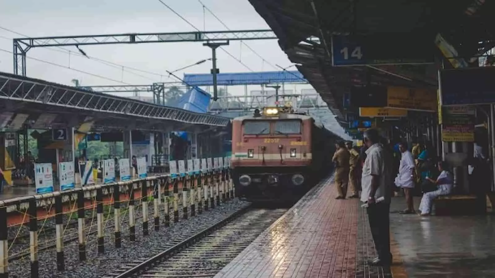 भारतीय रेलवे की पटरी पर दौड़ती हुई ट्रेन जो रेल यातायात के परिचालन को दर्शाती है। भारतीय रेलवे की पटरी पर दौड़ती हुई ट्रेन जो रेल यातायात के परिचालन को दर्शाती है।