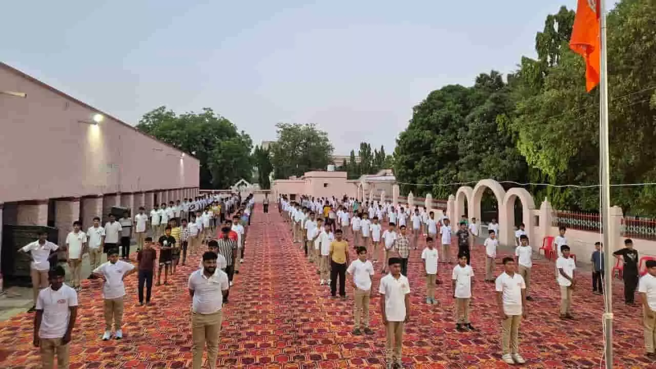 चित्तौड़गढ़ में आर्य वीर दल द्वारा आयोजित आत्मरक्षा एवं चरित्र निर्माण शिविर का दृश्य। चित्तौड़गढ़ में आर्य वीर दल द्वारा आयोजित आत्मरक्षा एवं चरित्र निर्माण शिविर का दृश्य।