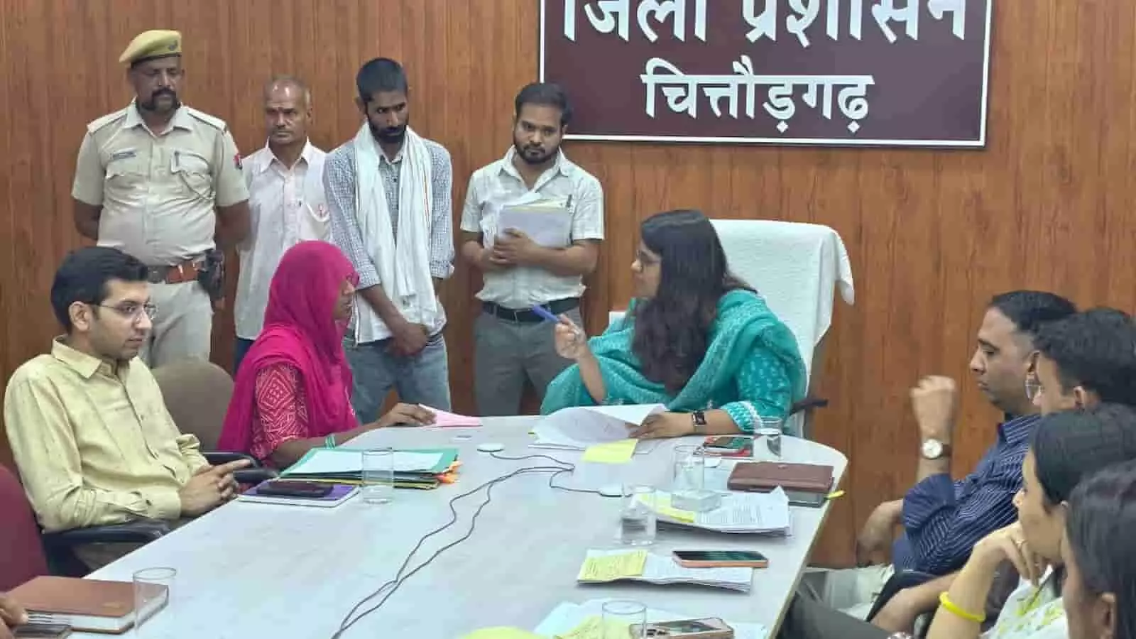 जिला कलक्ट्रेट चित्तौड़गढ़ में जिला कलक्टर डॉ. मंजू आमजन की समस्याओं की सुनवाई कर रही हैं। जिला कलक्ट्रेट चित्तौड़गढ़ में जिला कलक्टर डॉ. मंजू आमजन की समस्याओं की सुनवाई कर रही हैं।