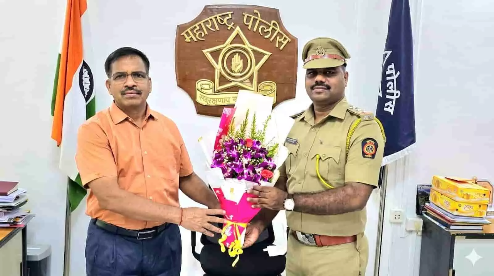 डीआईजी शहाजी उमाप लातूर के एपीआई अन्नासाहेब खोडेवाड को ईमानदारी के लिए प्रशस्ति पत्र देते हुए डीआईजी शहाजी उमाप लातूर के एपीआई अन्नासाहेब खोडेवाड को ईमानदारी के लिए प्रशस्ति पत्र देते हुए