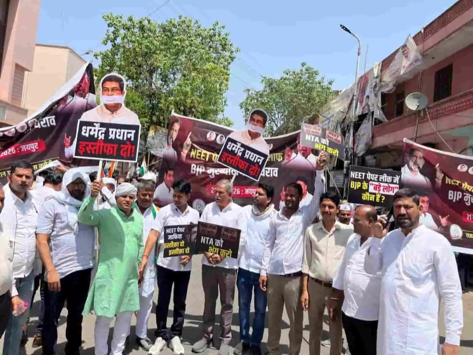 जयपुर में भाजपा मुख्यालय के बाहर नीट पेपर लीक के खिलाफ तख्तियां लेकर प्रदर्शन करते हुए कांग्रेस कार्यकर्ता। जयपुर में भाजपा मुख्यालय के बाहर नीट पेपर लीक के खिलाफ तख्तियां लेकर प्रदर्शन करते हुए कांग्रेस कार्यकर्ता।