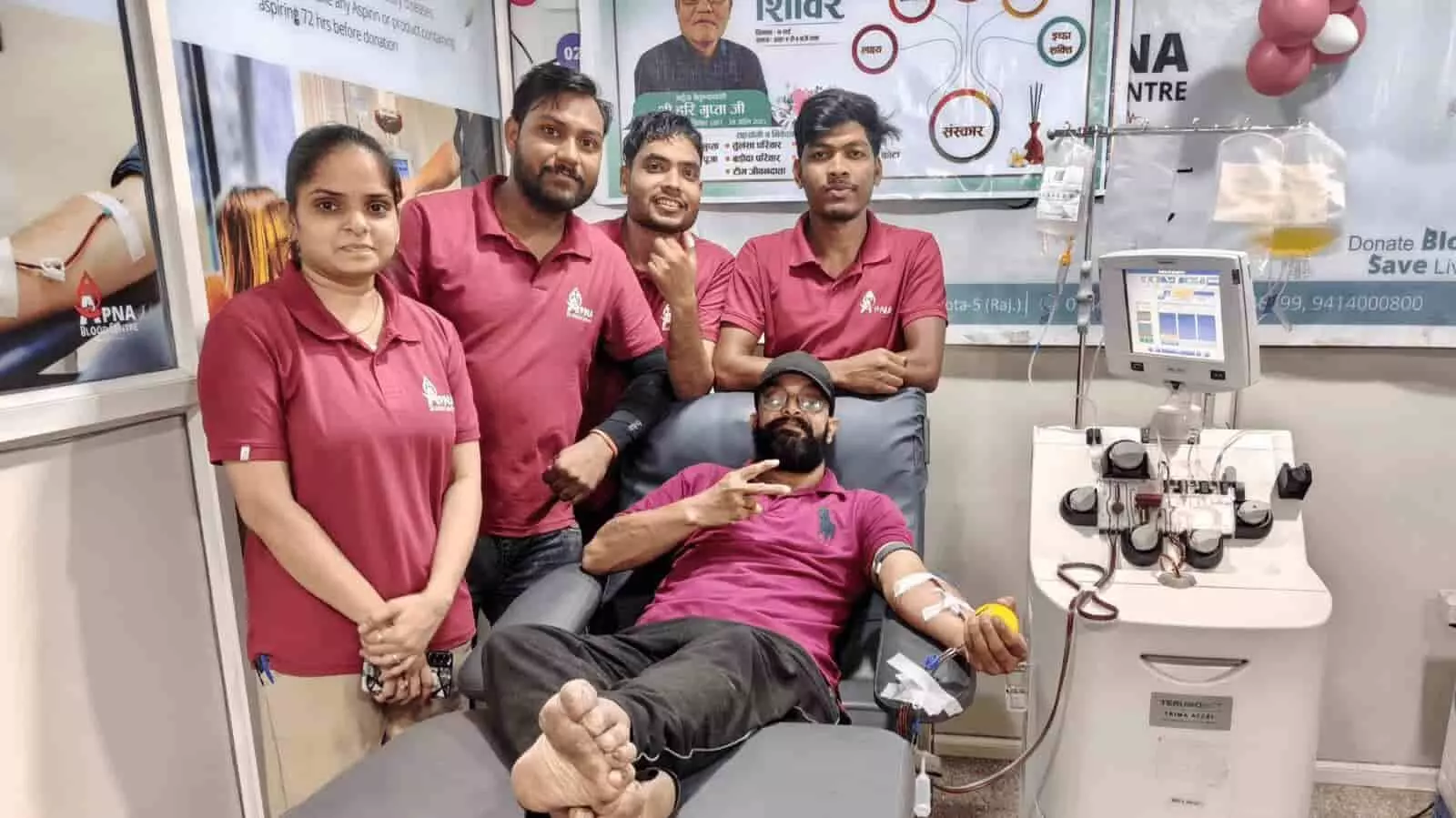 कोटा के ब्लड सेंटर में स्ट्रेचर पर लेटे रक्तदाता देवेंद्र शर्मा प्लेटलेट्स मशीन के पास एसडीपी डोनेशन करते हुए स्टाफ के साथ दिख रहे हैं। कोटा के ब्लड सेंटर में स्ट्रेचर पर लेटे रक्तदाता देवेंद्र शर्मा प्लेटलेट्स मशीन के पास एसडीपी डोनेशन करते हुए स्टाफ के साथ दिख रहे हैं।