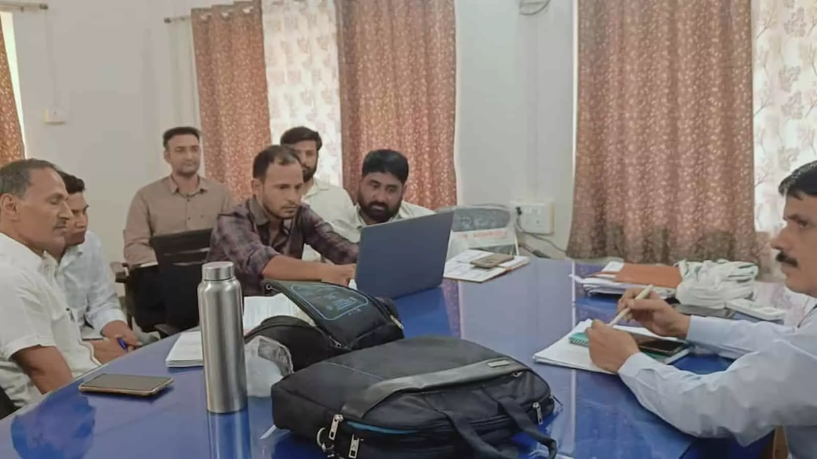 जलदाय विभाग कार्यालय में लैपटॉप और दस्तावेजों के साथ पेयजल गुणवत्ता जांच प्रशिक्षण लेते अधिकारी। जलदाय विभाग कार्यालय में लैपटॉप और दस्तावेजों के साथ पेयजल गुणवत्ता जांच प्रशिक्षण लेते अधिकारी।