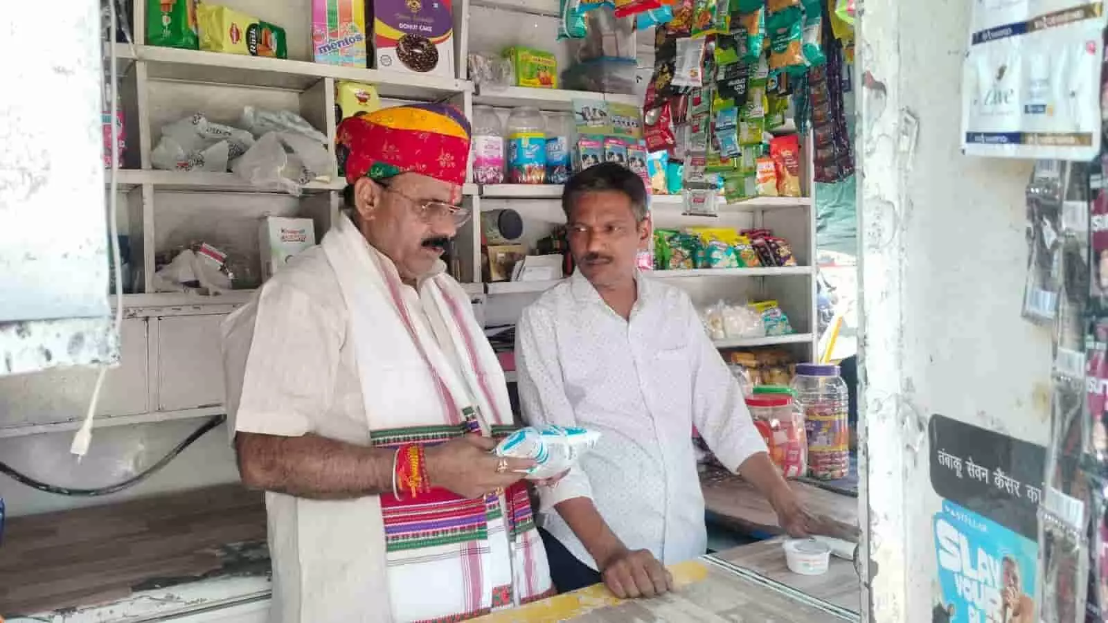 कोटा में औचक निरीक्षण के दौरान डेयरी अध्यक्ष चैनसिंह राठौड़ दुकान पर सरस दूध के पैकेट की जांच करते हुए। कोटा में औचक निरीक्षण के दौरान डेयरी अध्यक्ष चैनसिंह राठौड़ दुकान पर सरस दूध के पैकेट की जांच करते हुए।