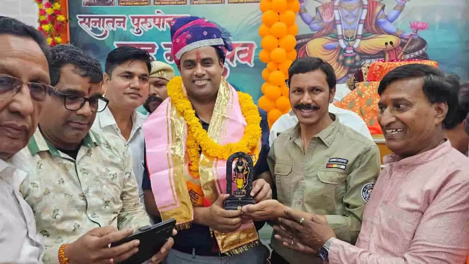 भीलवाड़ा में राजस्थान जन मंच के पदाधिकारियों द्वारा पुलिस अधीक्षक धर्मेंद्र यादव का सम्मान किया गया। भीलवाड़ा में राजस्थान जन मंच के पदाधिकारियों द्वारा पुलिस अधीक्षक धर्मेंद्र यादव का सम्मान किया गया।