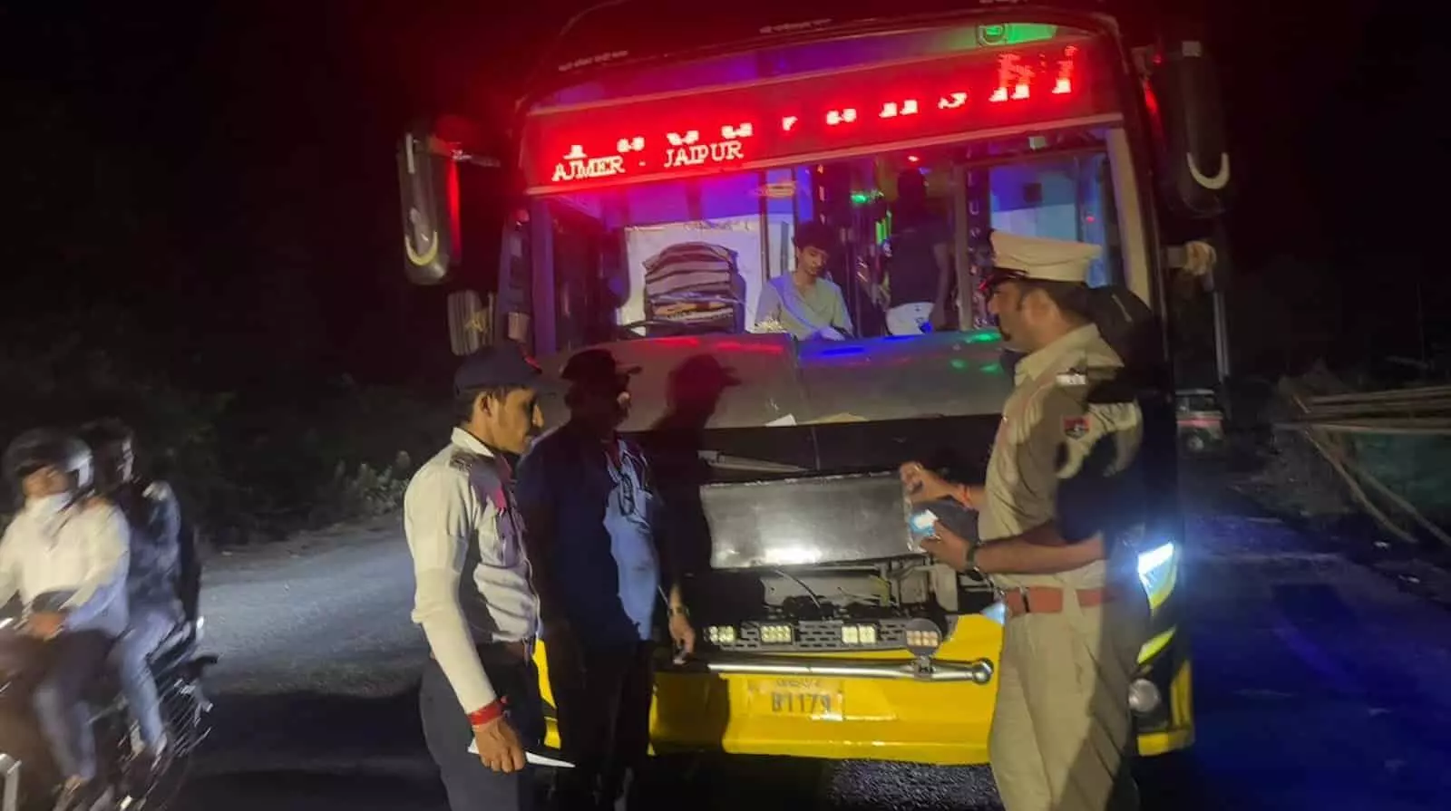 सलूंबर के खेराड टोल नाका पर विशेष जांच अभियान के दौरान वाहनों की चेकिंग करते यातायात पुलिसकर्मी।