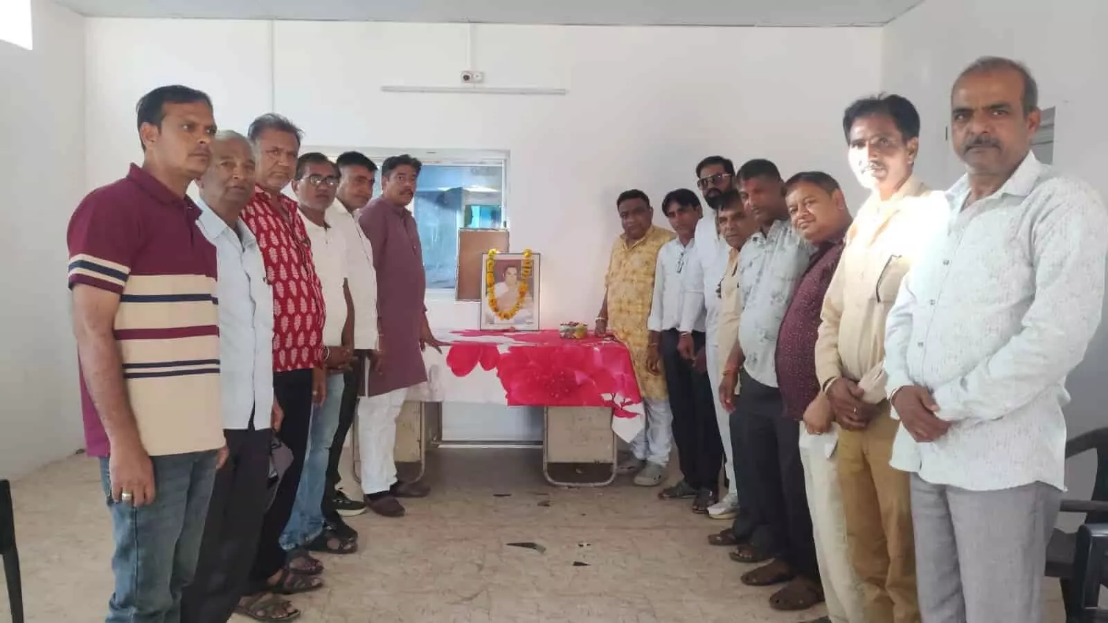 फतहनगर में कांग्रेस कार्यकर्ताओं द्वारा पूर्व प्रधानमंत्री राजीव गांधी को श्रद्धांजलि अर्पित करते हुए। फतहनगर में कांग्रेस कार्यकर्ताओं द्वारा पूर्व प्रधानमंत्री राजीव गांधी को श्रद्धांजलि अर्पित करते हुए।