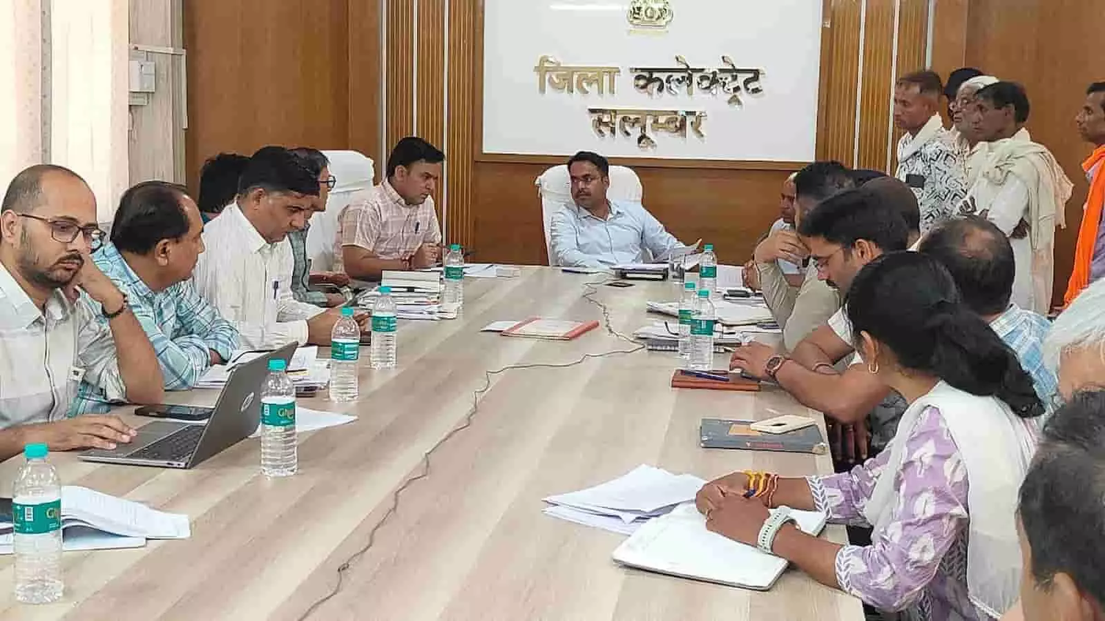 सलूम्बर कलक्टर परिसर वीसी कक्ष में अधिकारियों के साथ जनसुनवाई बैठक की अध्यक्षता करते जिला कलक्टर मुहम्मद जुनेद पी पी।