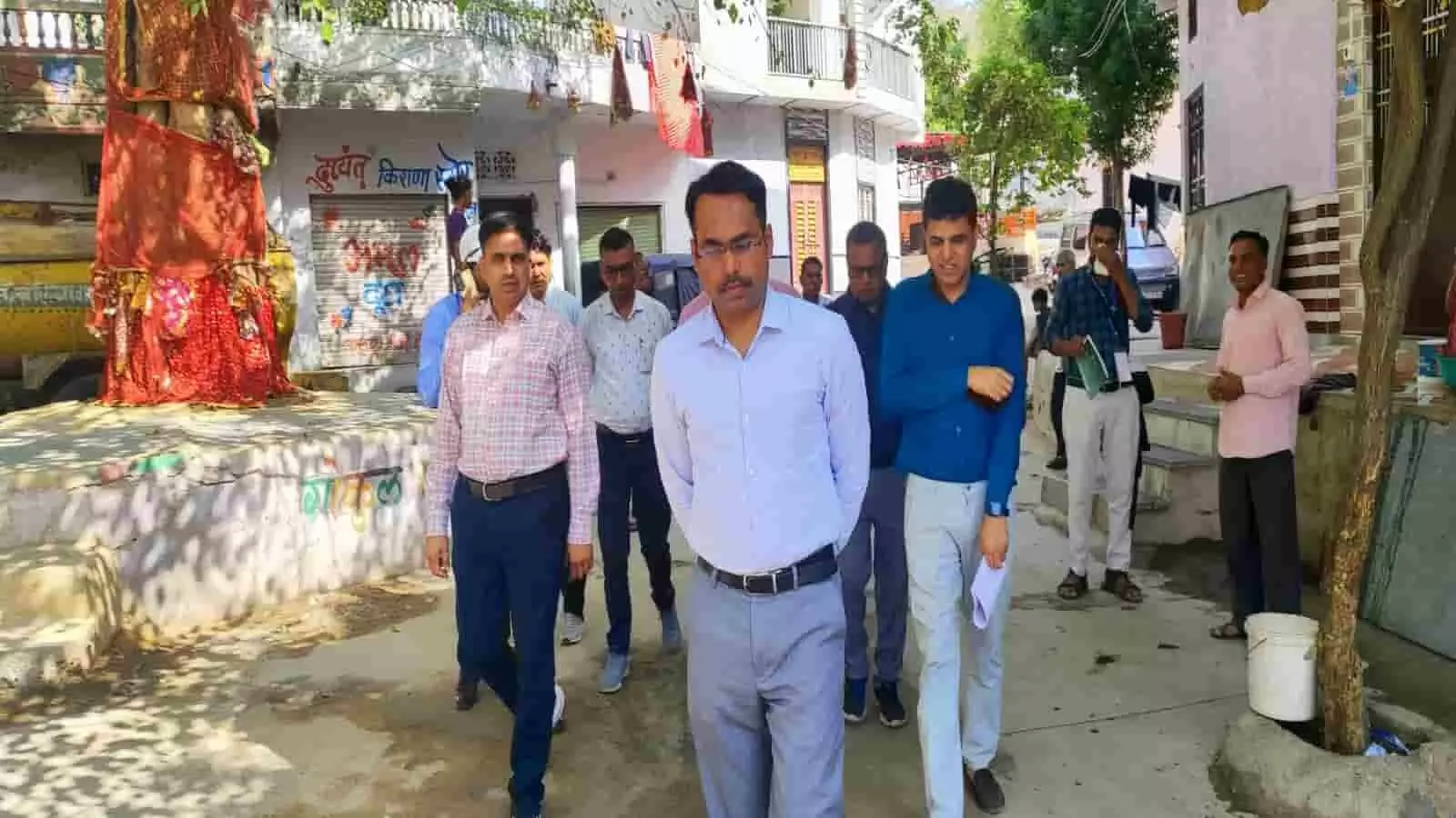 सलूम्बर के गांधी चौक में गुरुवार (21 मई 2026) को जनगणना 2027 के प्रथम चरण के कार्यों का जमीनी निरीक्षण करते जिला कलक्टर मुहम्मद जुनेद पी पी और अन्य प्रशासनिक अधिकारी।