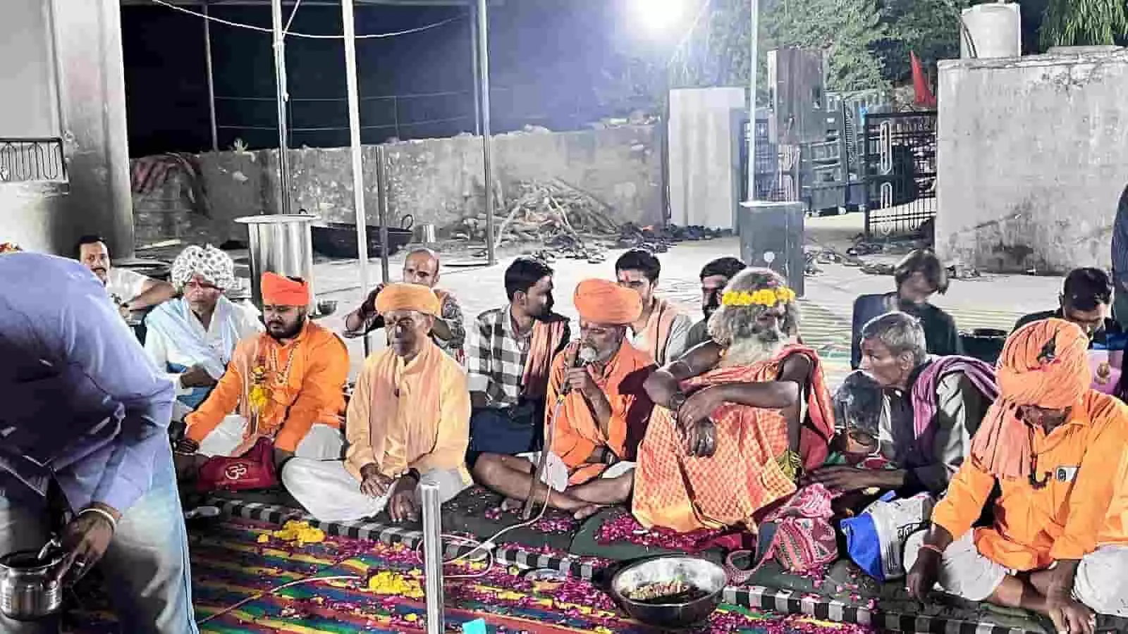 खाम की मादड़ी में संत खेमपुरी जी महाराज के सानिध्य में धर्म ध्वजा रोहण का आयोजन।