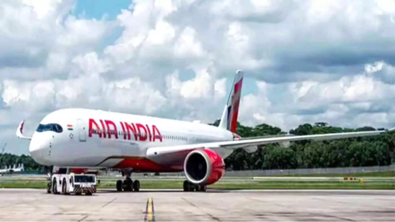 हवाई अड्डे के रनवे पर एयर इंडिया का एक यात्री विमान खड़ा दिखाई दे रहा है। हवाई अड्डे के रनवे पर एयर इंडिया का एक यात्री विमान खड़ा दिखाई दे रहा है।