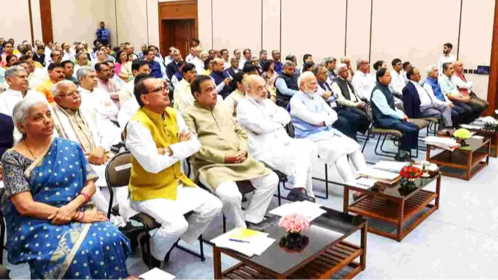 नई दिल्ली के बैठक हॉल में प्रधानमंत्री नरेंद्र मोदी और अन्य केंद्रीय मंत्री कुर्सियों पर बैठकर चर्चा सुन रहे हैं। नई दिल्ली के बैठक हॉल में प्रधानमंत्री नरेंद्र मोदी और अन्य केंद्रीय मंत्री कुर्सियों पर बैठकर चर्चा सुन रहे हैं।