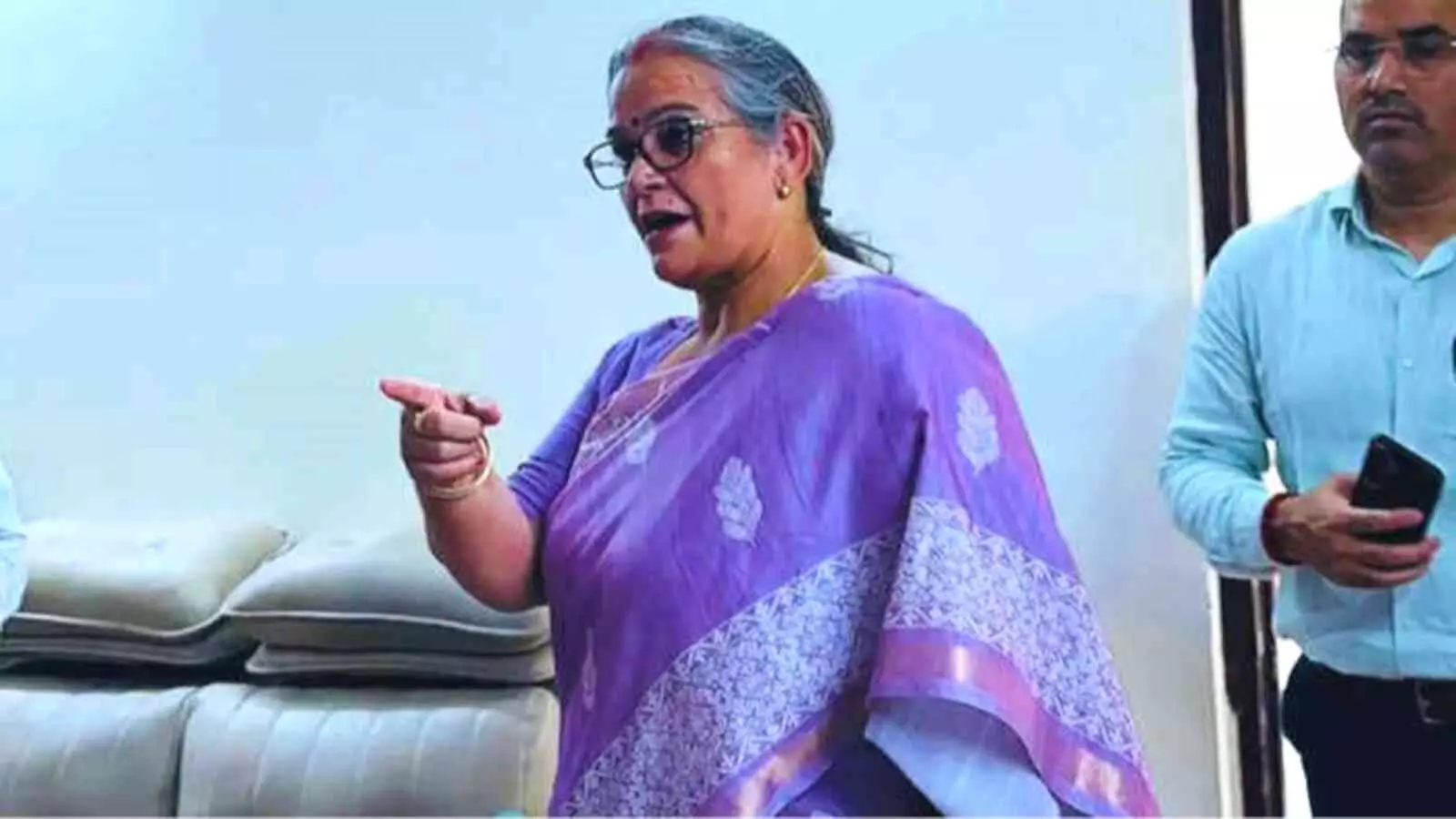 बैंगनी रंग की साड़ी और चश्मा पहने हुए लखनऊ की मेयर सुषमा खर्कवाल उंगली से इशारा करते हुए बोल रही हैं. बैंगनी रंग की साड़ी और चश्मा पहने हुए लखनऊ की मेयर सुषमा खर्कवाल उंगली से इशारा करते हुए बोल रही हैं.
