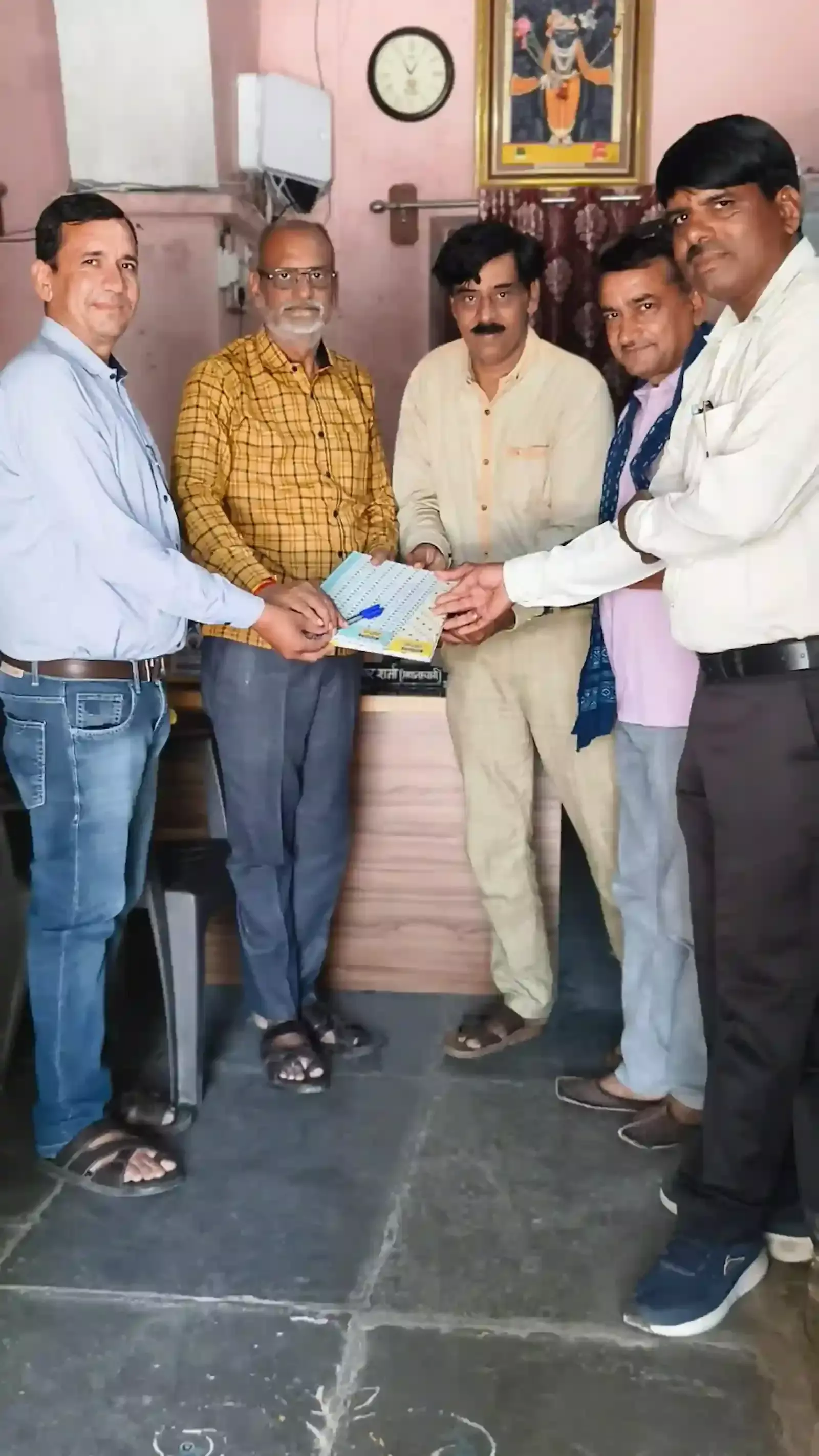 आकोला में साहित्य सेवा मंच के गठन के लिए चर्चा करते पदाधिकारी और शिक्षक।