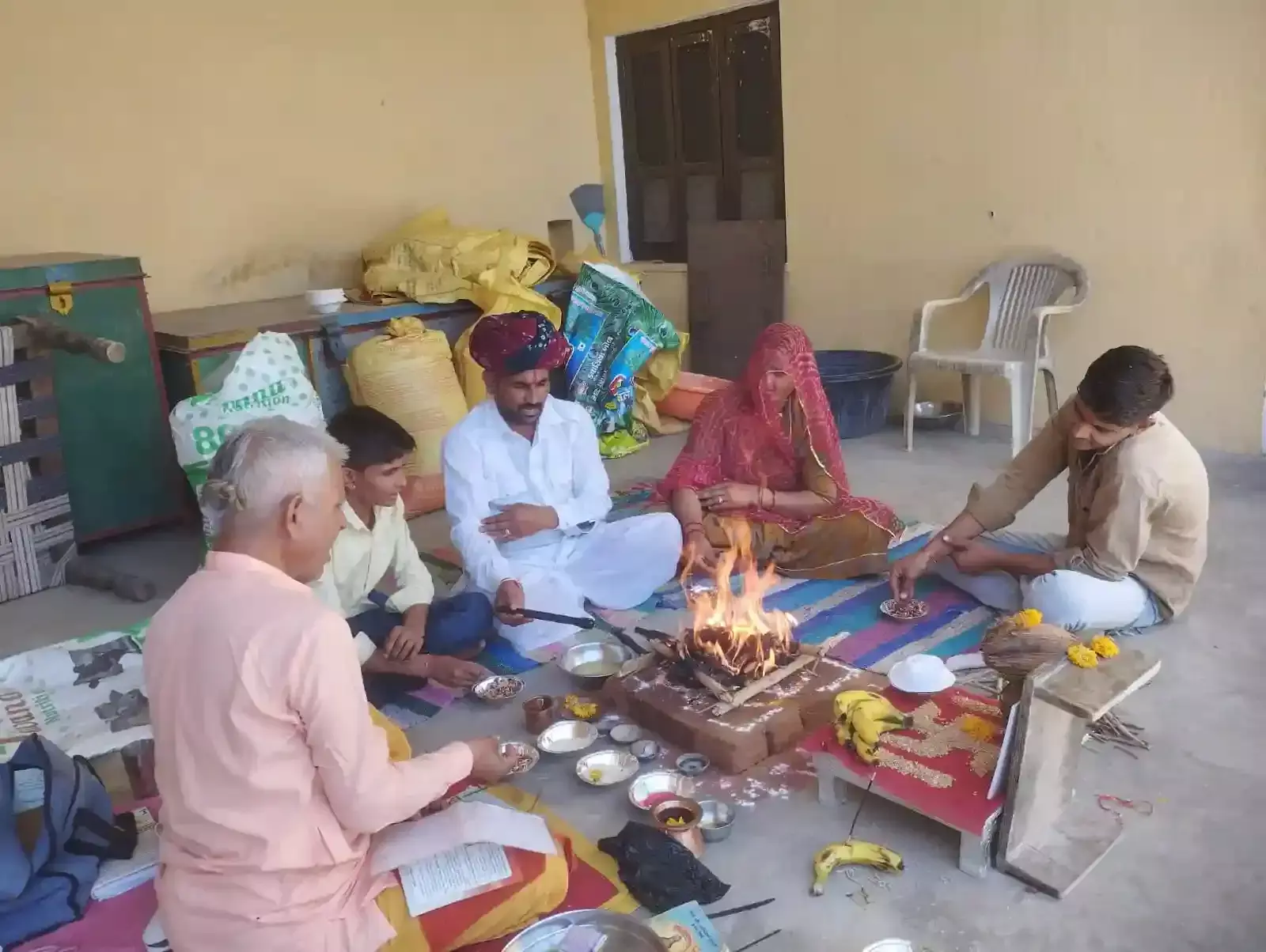 बड़ियार गाँव में गायत्री परिवार द्वारा आयोजित यज्ञ में आहुति देते ग्रामीण और यज्ञाचार्य।