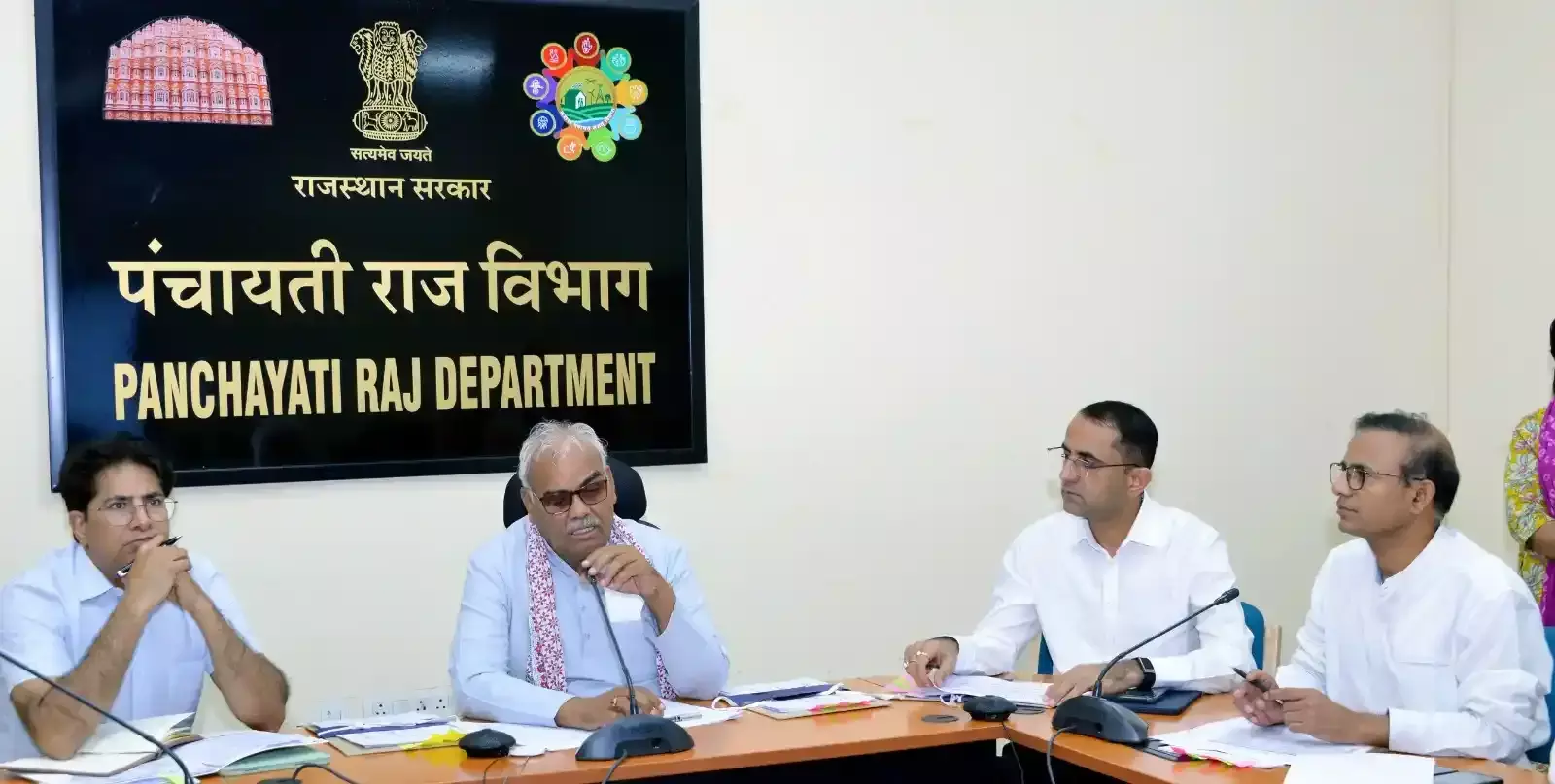 सचिवालय में मिशन हरियालो राजस्थान अभियान की समीक्षा करते हुए मंत्री मदन दिलावर एवं अधिकारी।