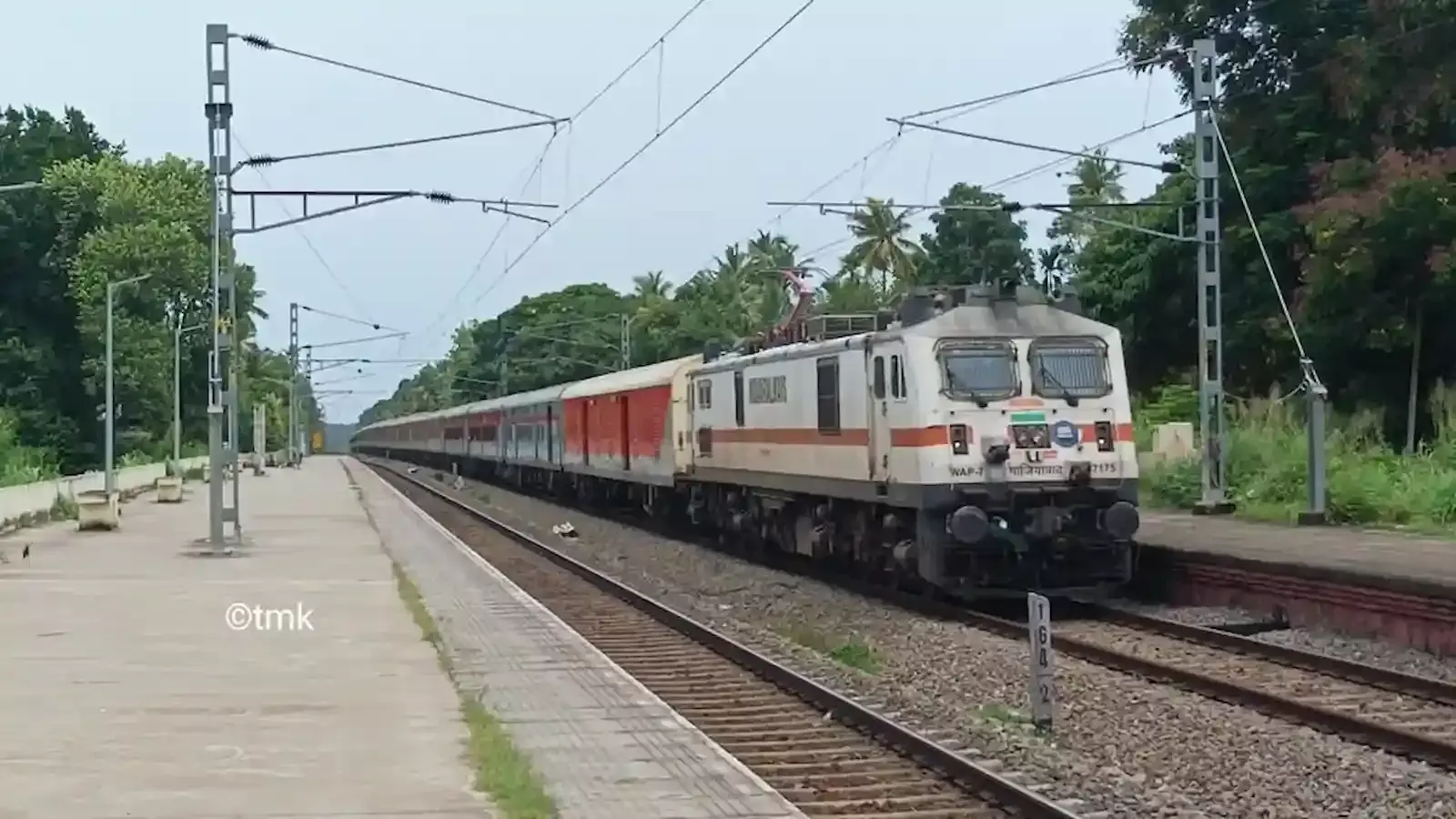 जोधपुर रेलवे स्टेशन पर खड़ी ट्रेन जिसका समय लिंक रैक की कमी से बदला गया है। जोधपुर रेलवे स्टेशन पर खड़ी ट्रेन जिसका समय लिंक रैक की कमी से बदला गया है।
