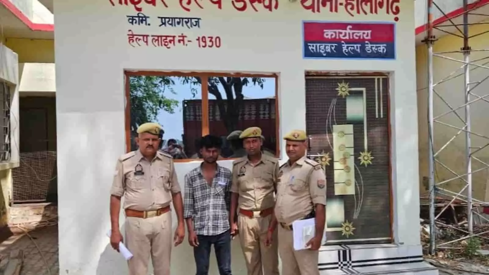 होलागढ़ थाना साइबर हेल्प डेस्क के सामने पुलिसकर्मियों की हिरासत में खड़ा गोवंश तस्करी का आरोपी विकास शर्मा। होलागढ़ थाना साइबर हेल्प डेस्क के सामने पुलिसकर्मियों की हिरासत में खड़ा गोवंश तस्करी का आरोपी विकास शर्मा।