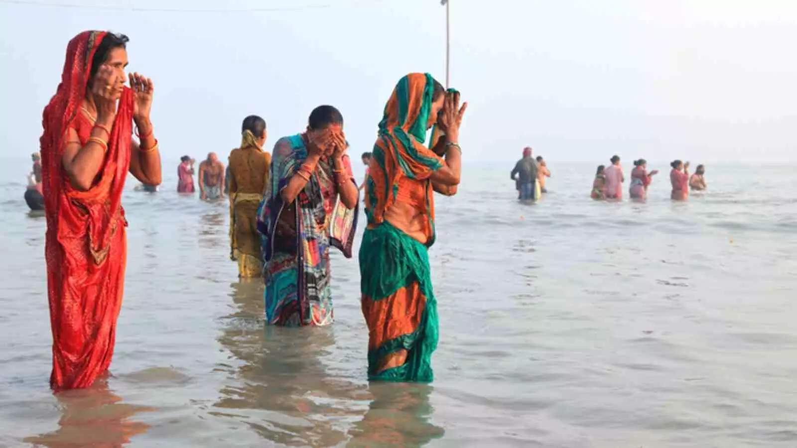 पवित्र नदी के जल में खड़े होकर हाथ जोड़कर प्रार्थना करती महिलाएं गंगा दशहरा स्नान के संदर्भ में पवित्र नदी के जल में खड़े होकर हाथ जोड़कर प्रार्थना करती महिलाएं गंगा दशहरा स्नान के संदर्भ में