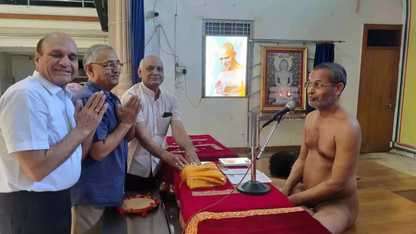 तलवंडी जैन मंदिर में मुनिश्री निरोग सागर जी महाराज के सामने हाथ जोड़कर खड़े श्रद्धालु धार्मिक कार्यक्रम के दौरान तलवंडी जैन मंदिर में मुनिश्री निरोग सागर जी महाराज के सामने हाथ जोड़कर खड़े श्रद्धालु धार्मिक कार्यक्रम के दौरान