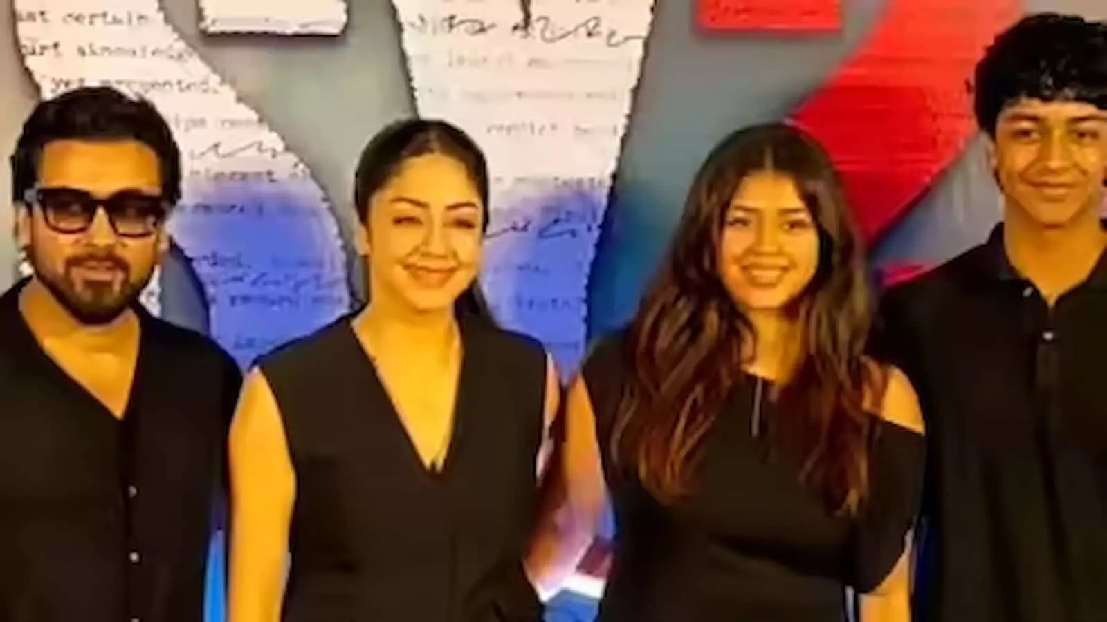 सूरिया और ज्योतिका अपने बच्चों के साथ सिस्टम फिल्म के प्रीमियर कार्यक्रम में शामिल हुए। सूरिया और ज्योतिका अपने बच्चों के साथ सिस्टम फिल्म के प्रीमियर कार्यक्रम में शामिल हुए।