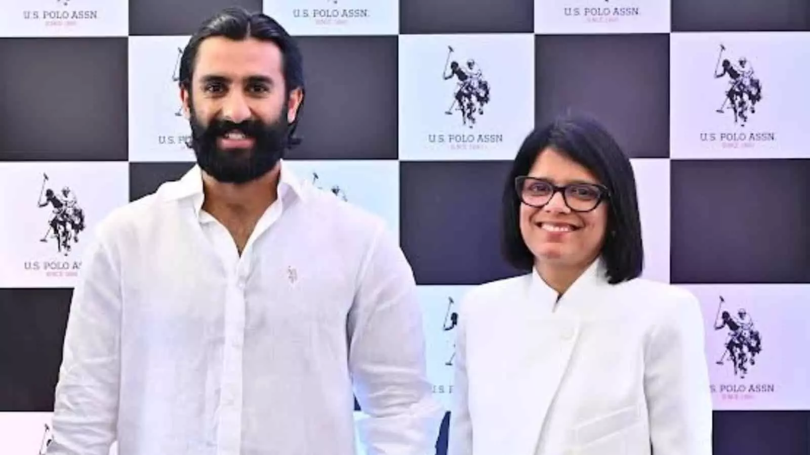जयपुर में यूएस पोलो एसोसिएशन स्टोर लॉन्च के दौरान खड़े महाराजा सवाई पद्मनाभ सिंह। जयपुर में यूएस पोलो एसोसिएशन स्टोर लॉन्च के दौरान खड़े महाराजा सवाई पद्मनाभ सिंह।
