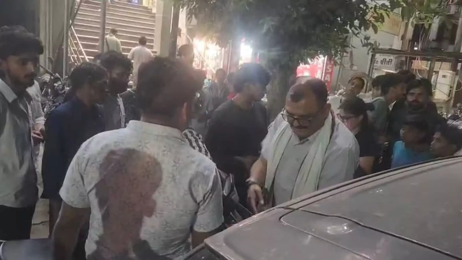 एटा के जीटी रोड पर रात के समय कार के पास खड़े होकर बातचीत करते पुलिसकर्मी और स्थानीय लोग। एटा के जीटी रोड पर रात के समय कार के पास खड़े होकर बातचीत करते पुलिसकर्मी और स्थानीय लोग।