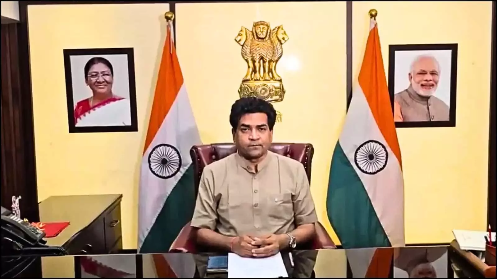 कार्यालय में बैठे दिल्ली के मंत्री कपिल मिश्रा जो वीडियो के माध्यम से बकरीद गाइडलाइंस की घोषणा कर रहे हैं। कार्यालय में बैठे दिल्ली के मंत्री कपिल मिश्रा जो वीडियो के माध्यम से बकरीद गाइडलाइंस की घोषणा कर रहे हैं।