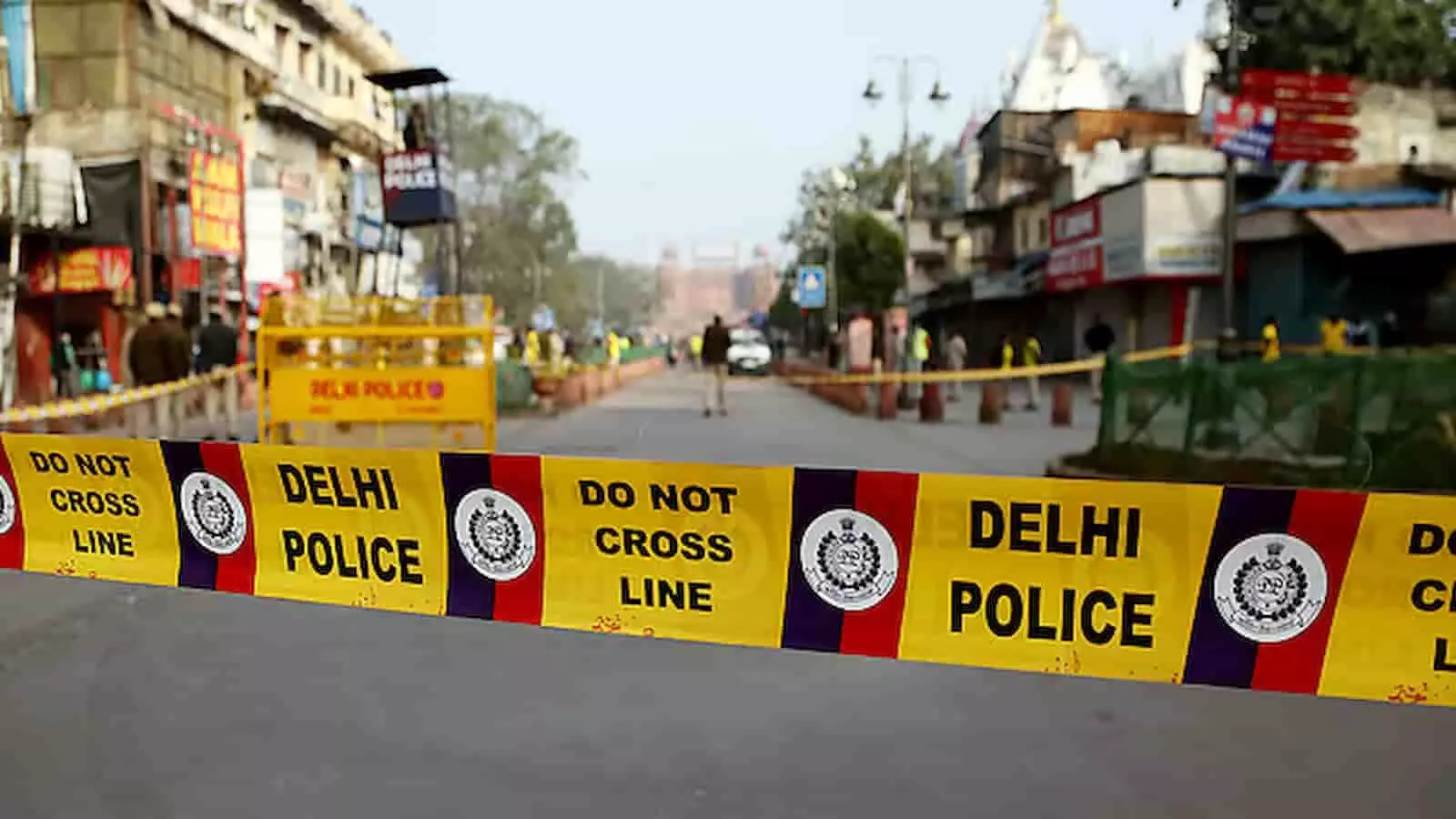 दिल्ली पुलिस का बैरिकेड और डू नॉट क्रॉस लाइन वाली पीली सुरक्षा टेप सड़क पर लगी हुई। दिल्ली पुलिस का बैरिकेड और डू नॉट क्रॉस लाइन वाली पीली सुरक्षा टेप सड़क पर लगी हुई।