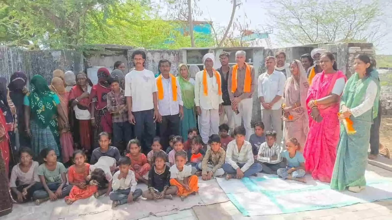 आमेट के बाबा का डेरा में बालवाड़ी केंद्र के उद्घाटन समारोह के दौरान ग्रामीण और बच्चे उपस्थित हैं। आमेट के बाबा का डेरा में बालवाड़ी केंद्र के उद्घाटन समारोह के दौरान ग्रामीण और बच्चे उपस्थित हैं।