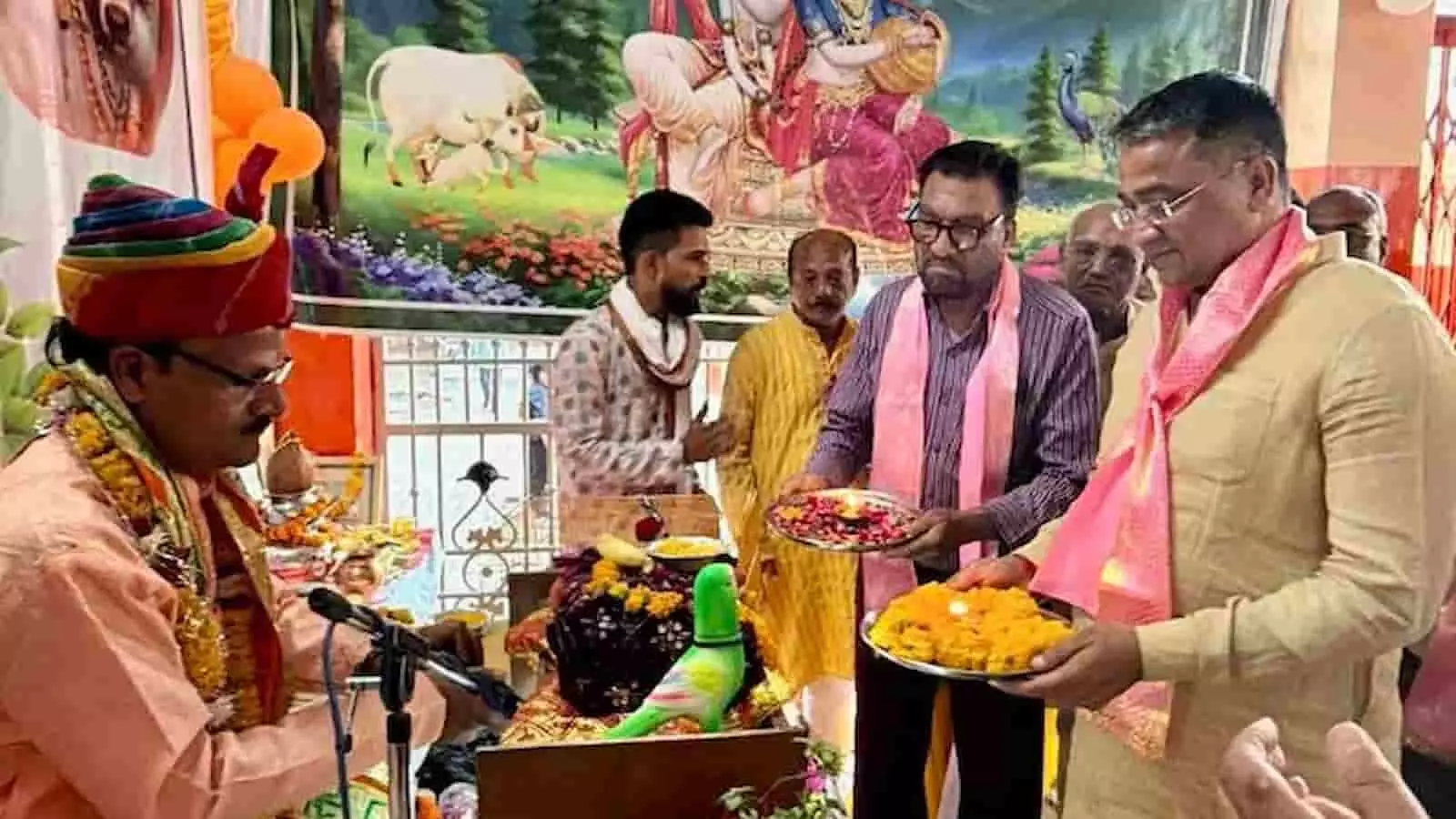 केशवपूरा चौथमाता मंदिर में श्रीमद्भागवत कथा के दौरान हाथ में आरती की थाली लिए भाजपा उपाध्यक्ष छगन माहुर। केशवपूरा चौथमाता मंदिर में श्रीमद्भागवत कथा के दौरान हाथ में आरती की थाली लिए भाजपा उपाध्यक्ष छगन माहुर।