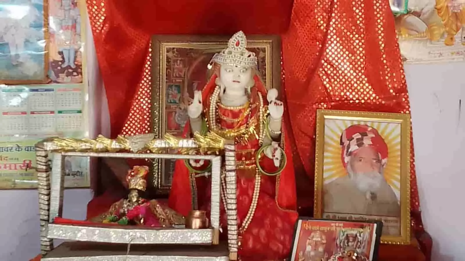 भुसावर के मंदिर में स्थापित गंगा मैया की मूर्ति और भगवान की तस्वीरें गंगा दशहरा संदर्भ में भुसावर के मंदिर में स्थापित गंगा मैया की मूर्ति और भगवान की तस्वीरें गंगा दशहरा संदर्भ में