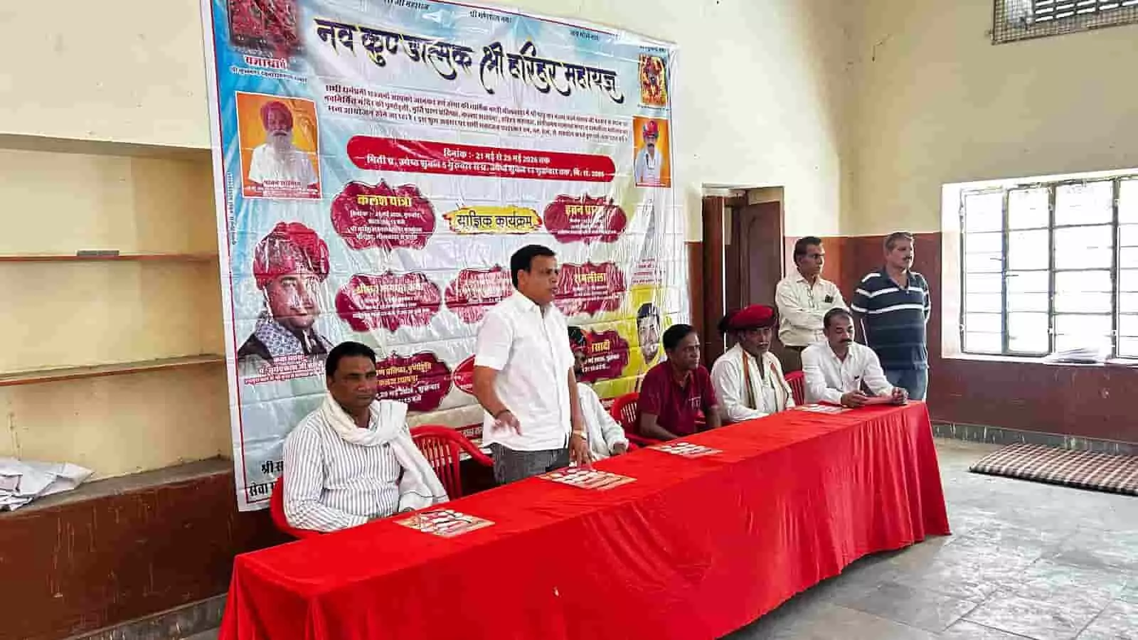 गायत्री नगर के मंदिर परिसर में बैनर के सामने टेबल पर बैठकर प्रेस वार्ता करते हुए आयोजन समिति के पदाधिकारी। गायत्री नगर के मंदिर परिसर में बैनर के सामने टेबल पर बैठकर प्रेस वार्ता करते हुए आयोजन समिति के पदाधिकारी।