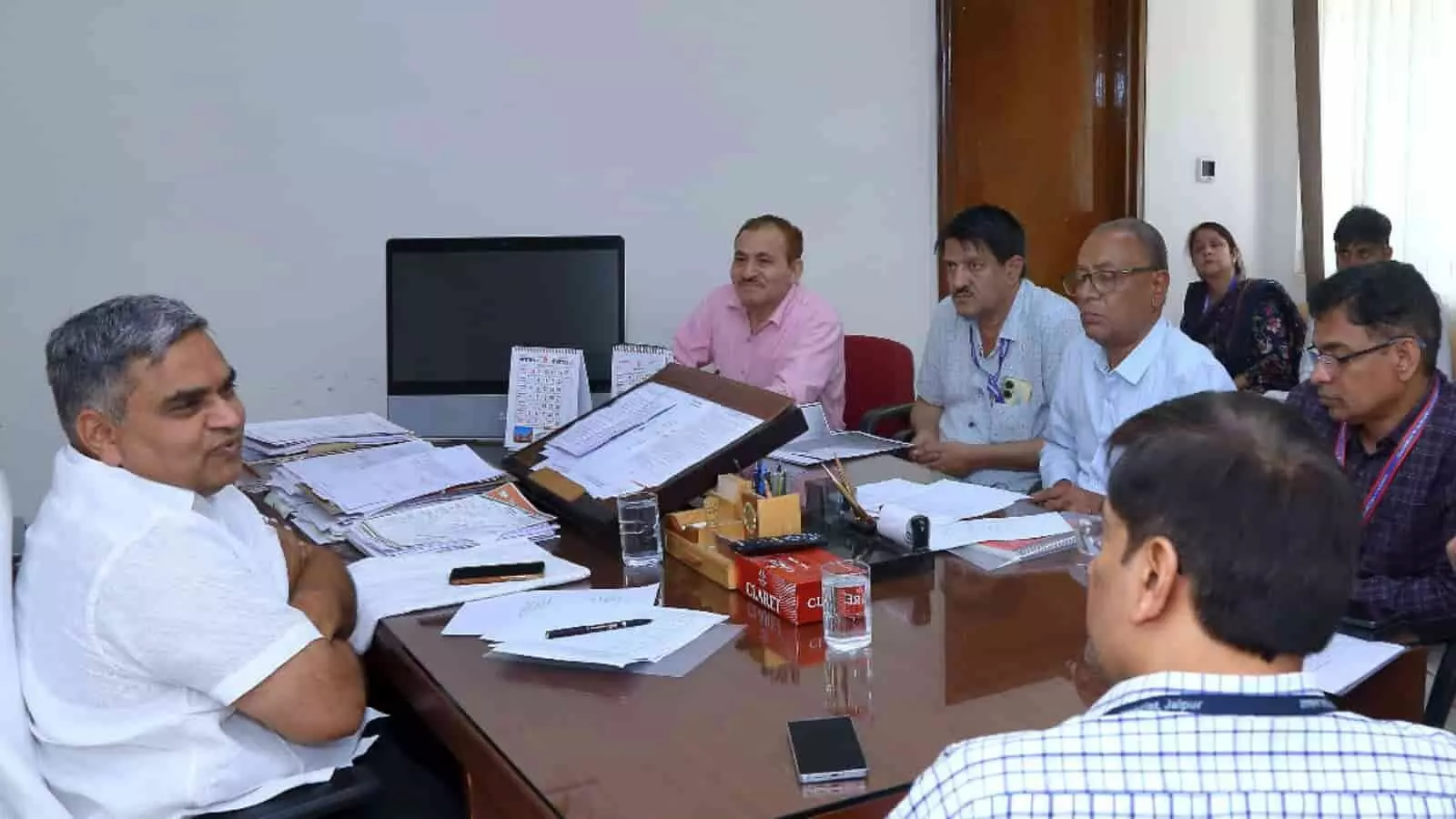 जयपुर शासन सचिवालय के बैठक कक्ष में सहकारिता मंत्री गौतम कुमार दक अधिकारियों के साथ उर्वरक समीक्षा बैठक करते हुए। जयपुर शासन सचिवालय के बैठक कक्ष में सहकारिता मंत्री गौतम कुमार दक अधिकारियों के साथ उर्वरक समीक्षा बैठक करते हुए।