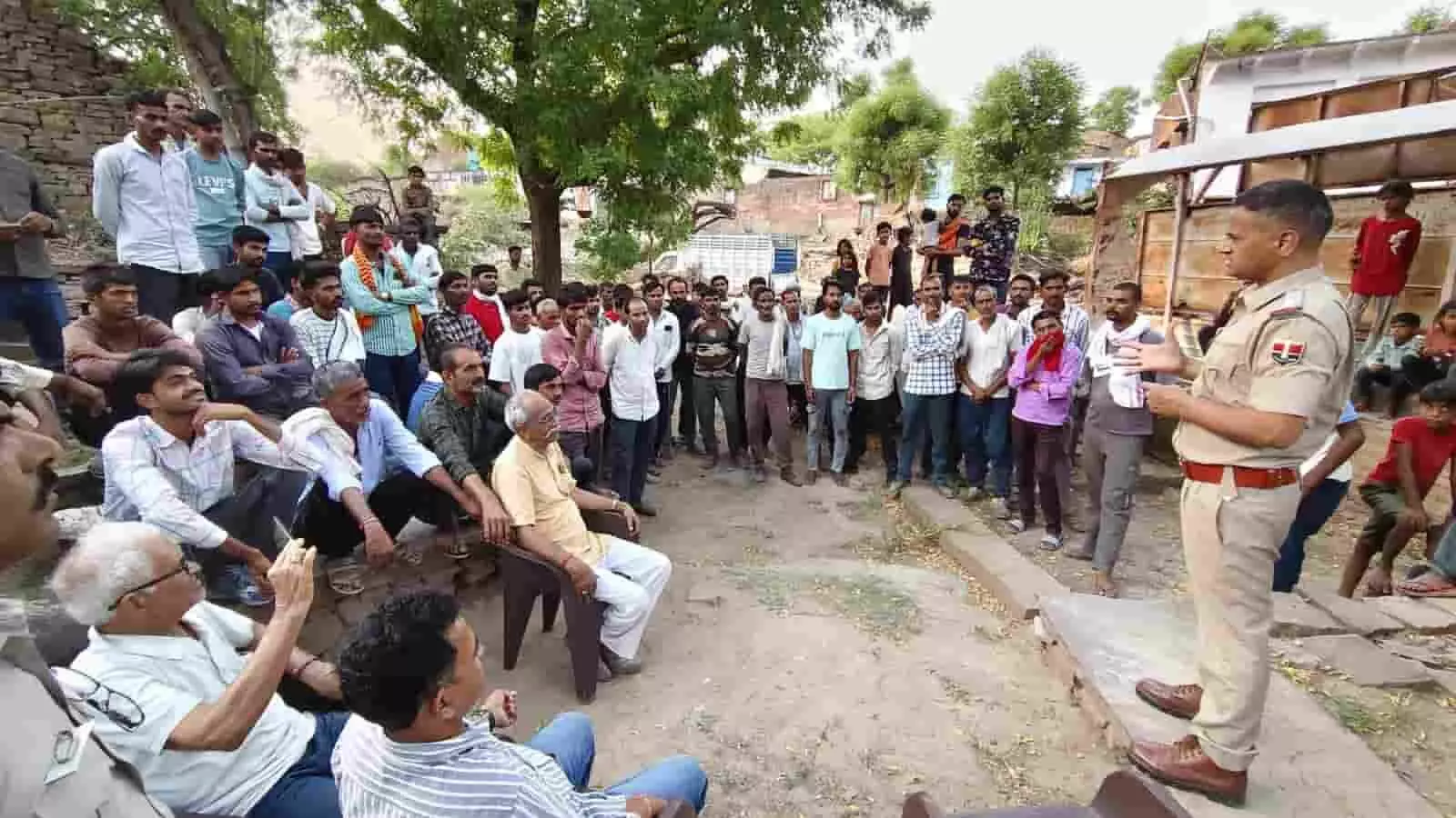 धौलपुर में ग्रामीणों को चम्बल बजरी खनन पर रोक की जानकारी देते राजस्थान पुलिस अधिकारी। धौलपुर में ग्रामीणों को चम्बल बजरी खनन पर रोक की जानकारी देते राजस्थान पुलिस अधिकारी।