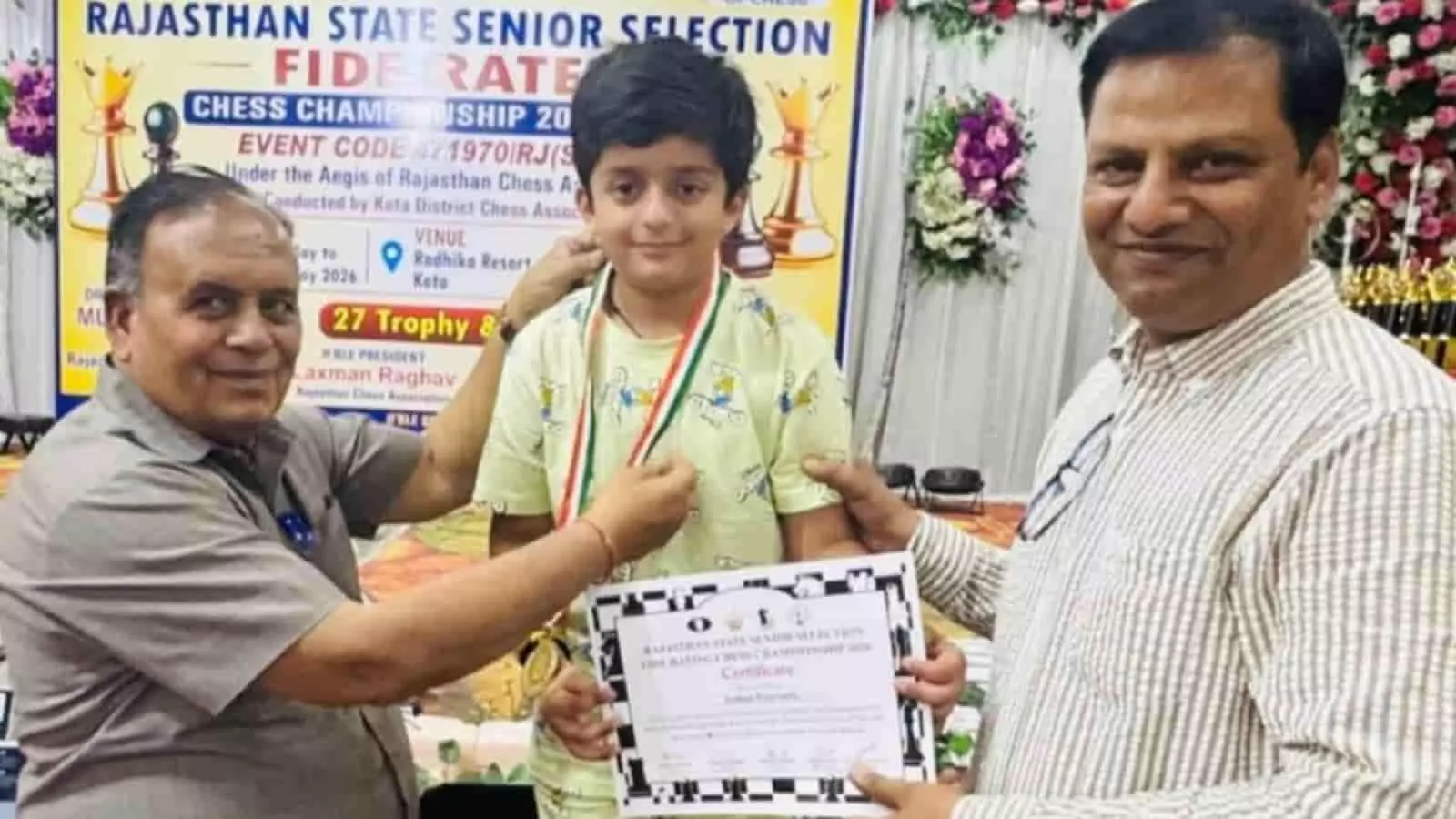 कोटा में आयोजित राज्यस्तरीय शतरंज प्रतियोगिता के दौरान मंच पर मेडल और प्रमाण पत्र लेते विजेता बाल खिलाड़ी आहान पौराणिक। कोटा में आयोजित राज्यस्तरीय शतरंज प्रतियोगिता के दौरान मंच पर मेडल और प्रमाण पत्र लेते विजेता बाल खिलाड़ी आहान पौराणिक।