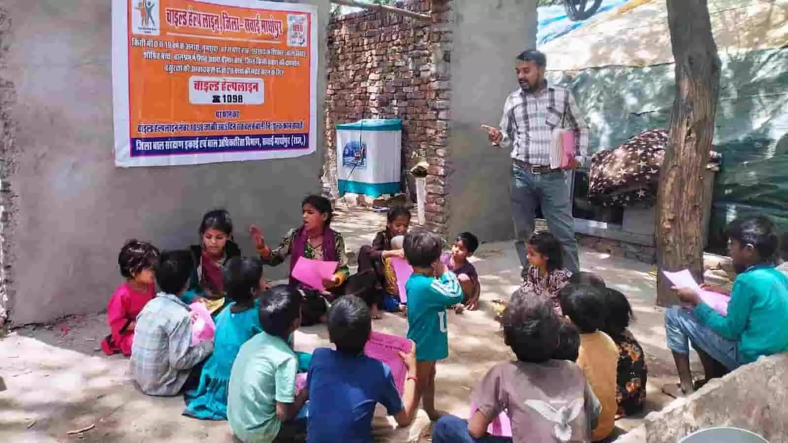 सवाई माधोपुर में चाइल्ड हेल्पलाइन टीम बैनर के पास बच्चों को बाल अधिकारों की जानकारी देते हुए। सवाई माधोपुर में चाइल्ड हेल्पलाइन टीम बैनर के पास बच्चों को बाल अधिकारों की जानकारी देते हुए।