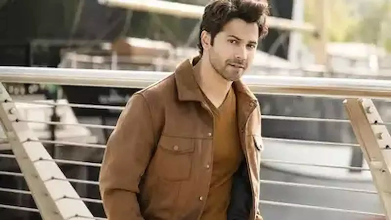 वरुण धवन आगामी हॉलीवुड फिल्म और अपनी नई फिल्म के विवादों के बीच मुंबई में। वरुण धवन आगामी हॉलीवुड फिल्म और अपनी नई फिल्म के विवादों के बीच मुंबई में।